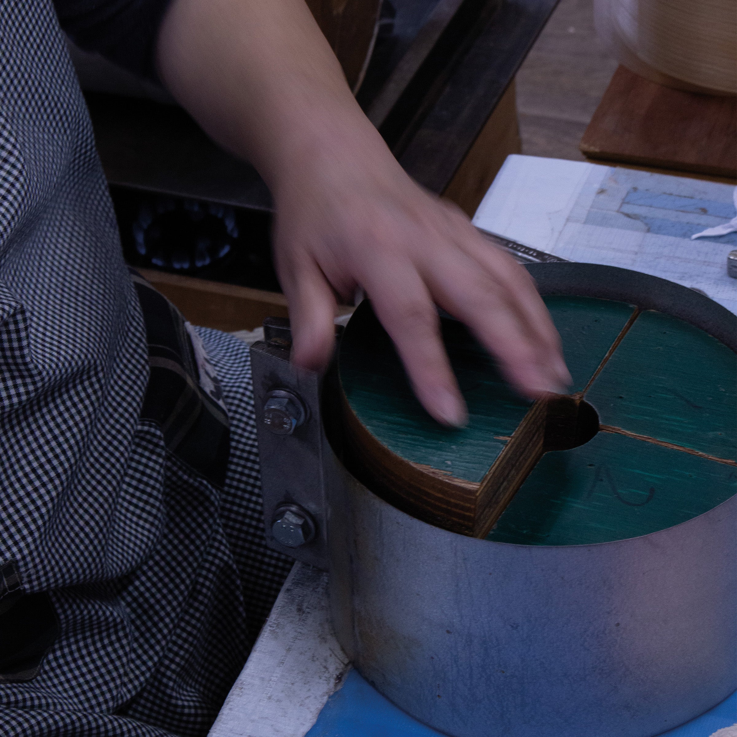 Petite boîte japonaise Magewappa en bois de cèdre avec cuillère en laque