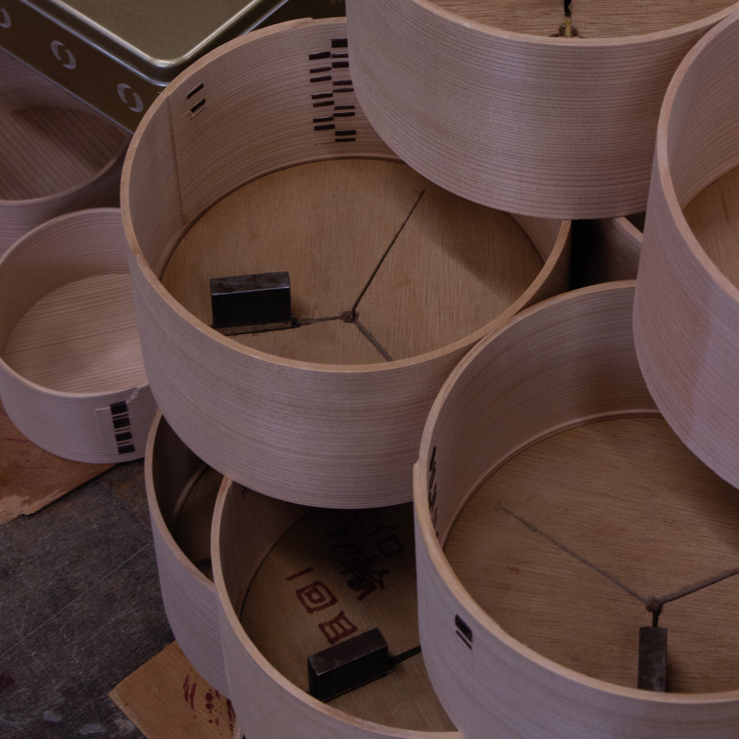 Petite boîte japonaise Magewappa en bois de cèdre avec cuillère en laque