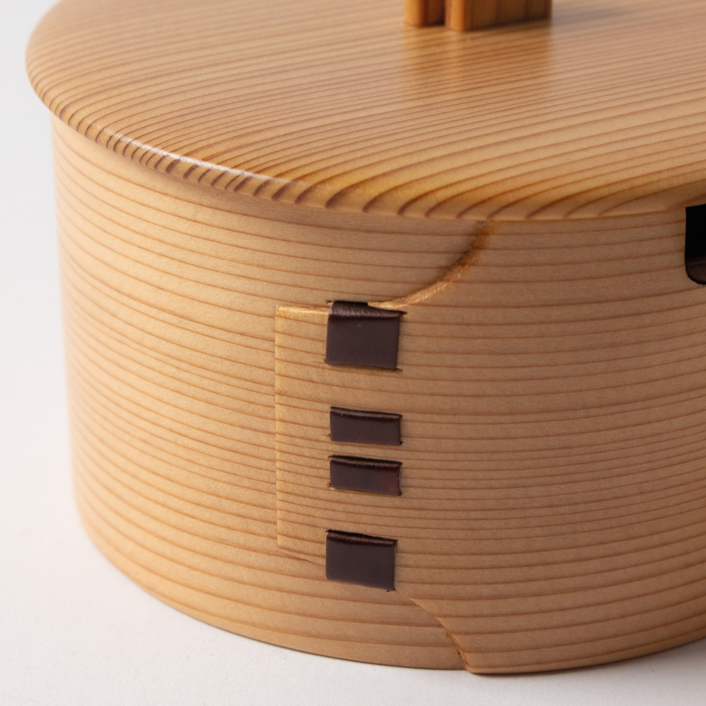 Petite boîte japonaise Magewappa en bois de cèdre avec cuillère en laque