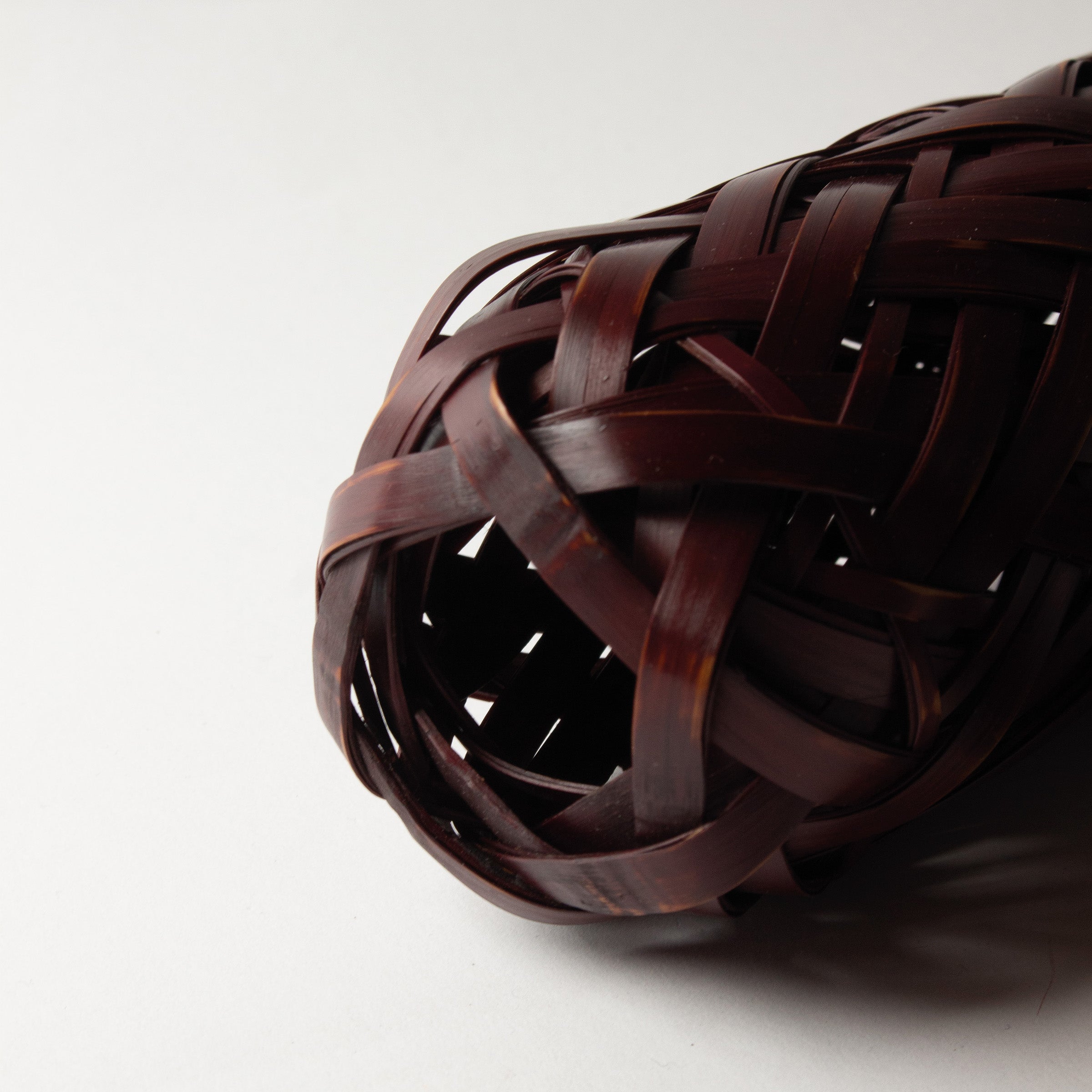 Vase kakehanaire en Bambou Laqué et Tressé de Masaichi Ishida