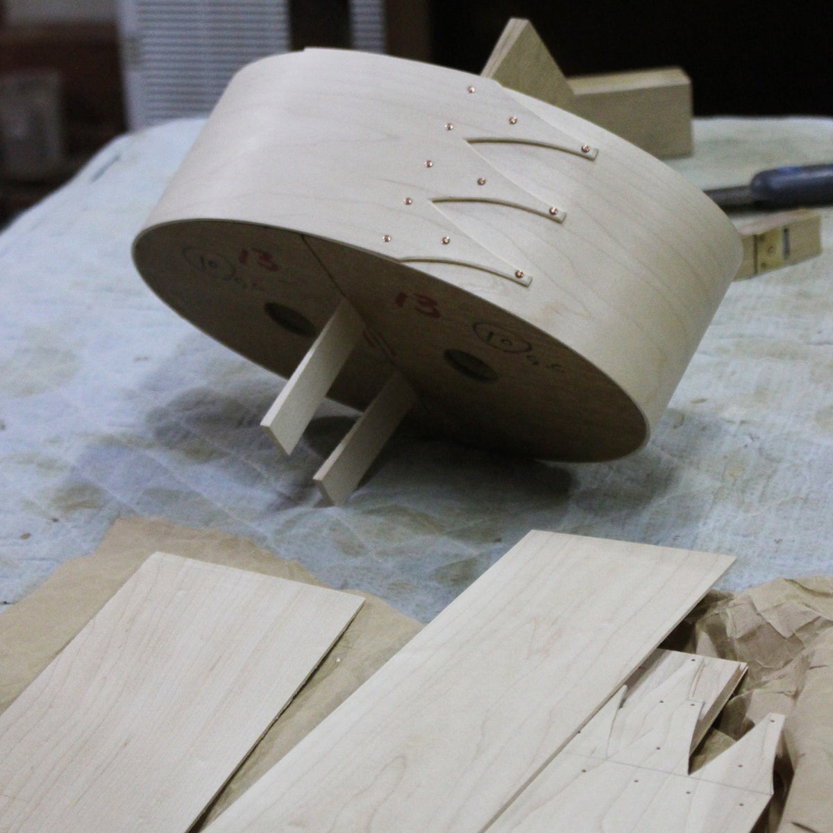 Boîte panier à anse japonaise en bois d'érable de l'atelier Unoh