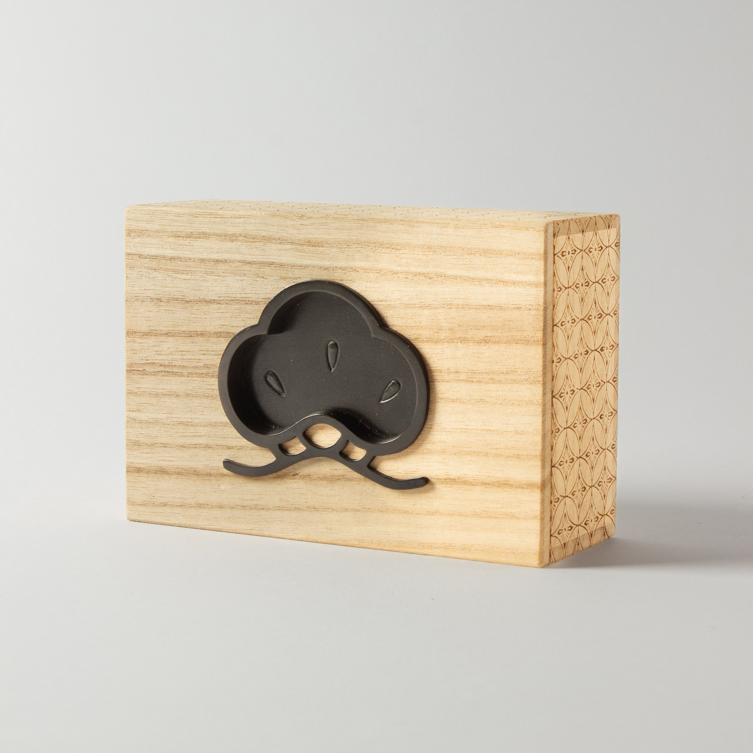 Boîte japonaise en bois gravée à la main et motif matsu (pin)