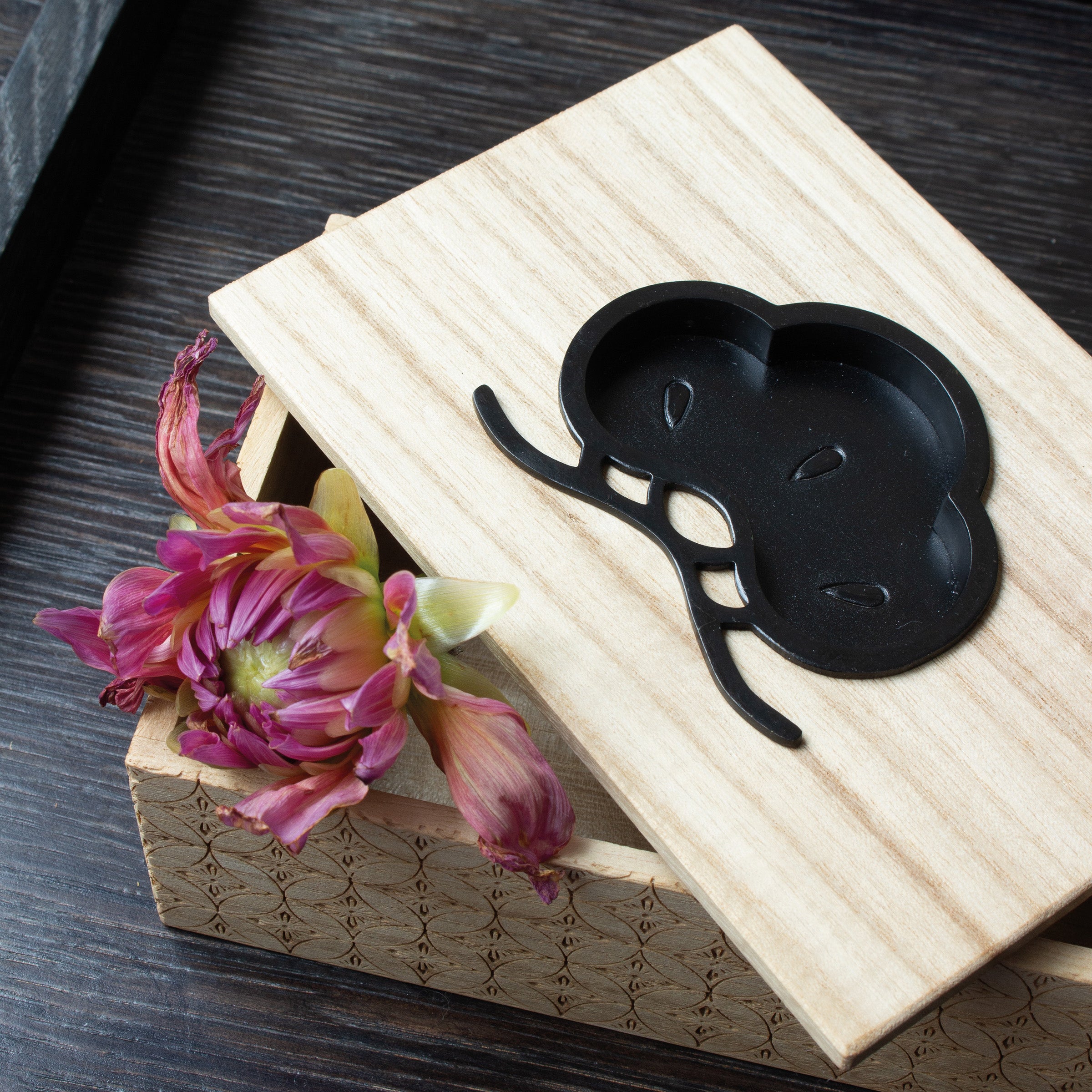 Boîte japonaise en bois gravée à la main et motif matsu (pin)