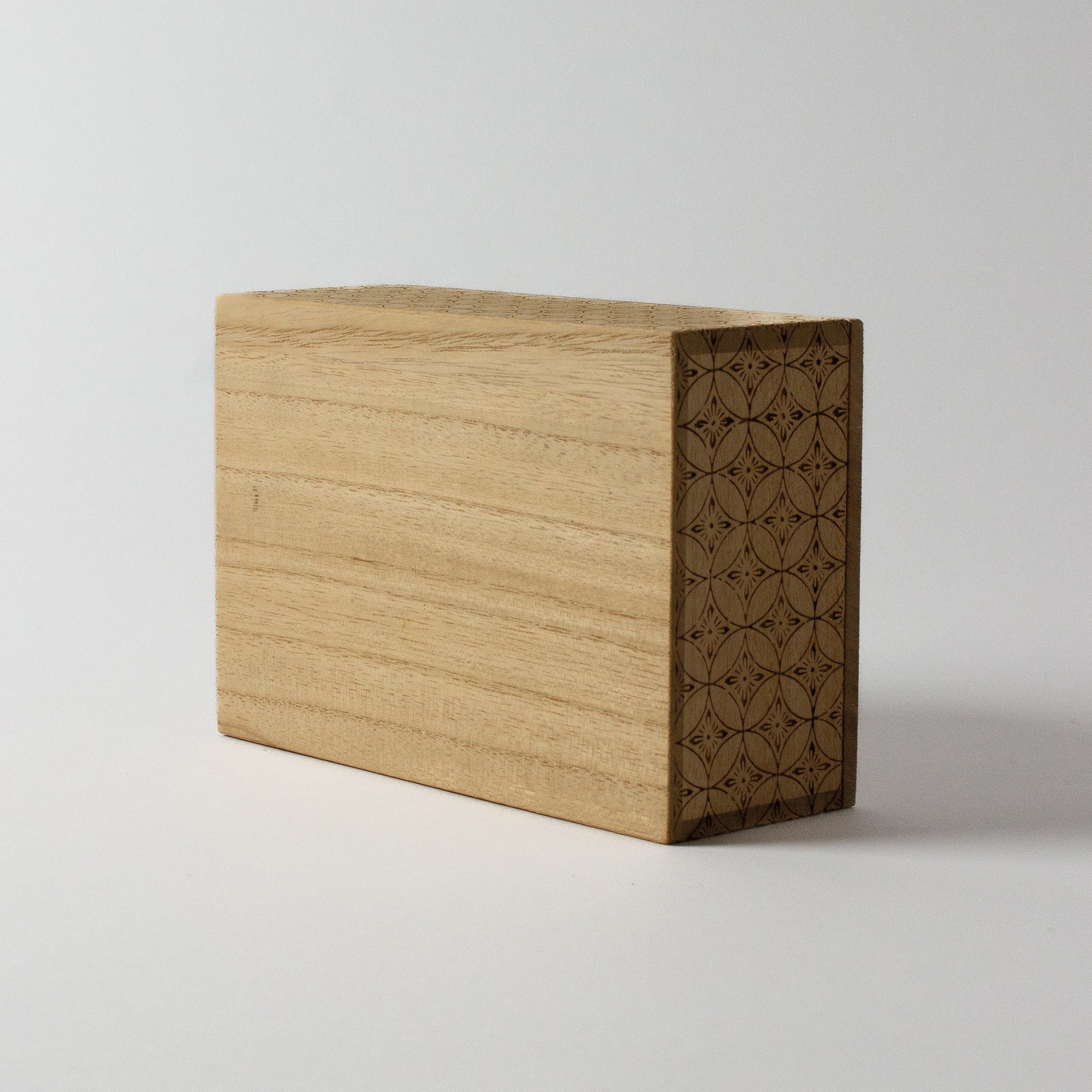 Boîte japonaise en bois gravée à la main et motif matsu (pin)