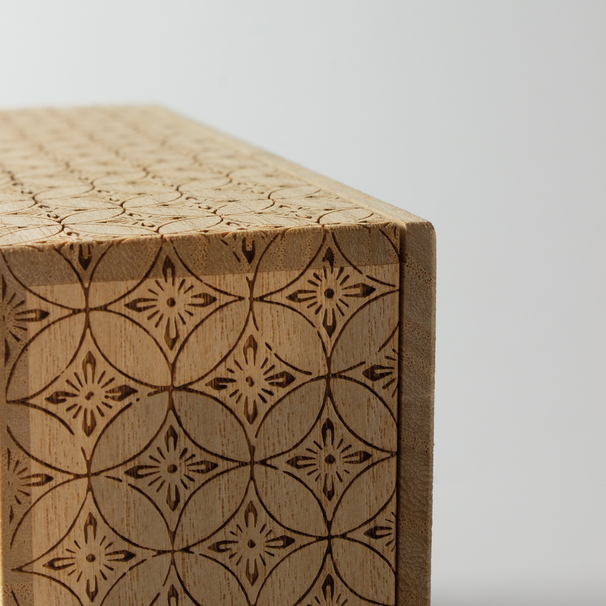 Boîte japonaise en bois gravée à la main et motif matsu (pin)