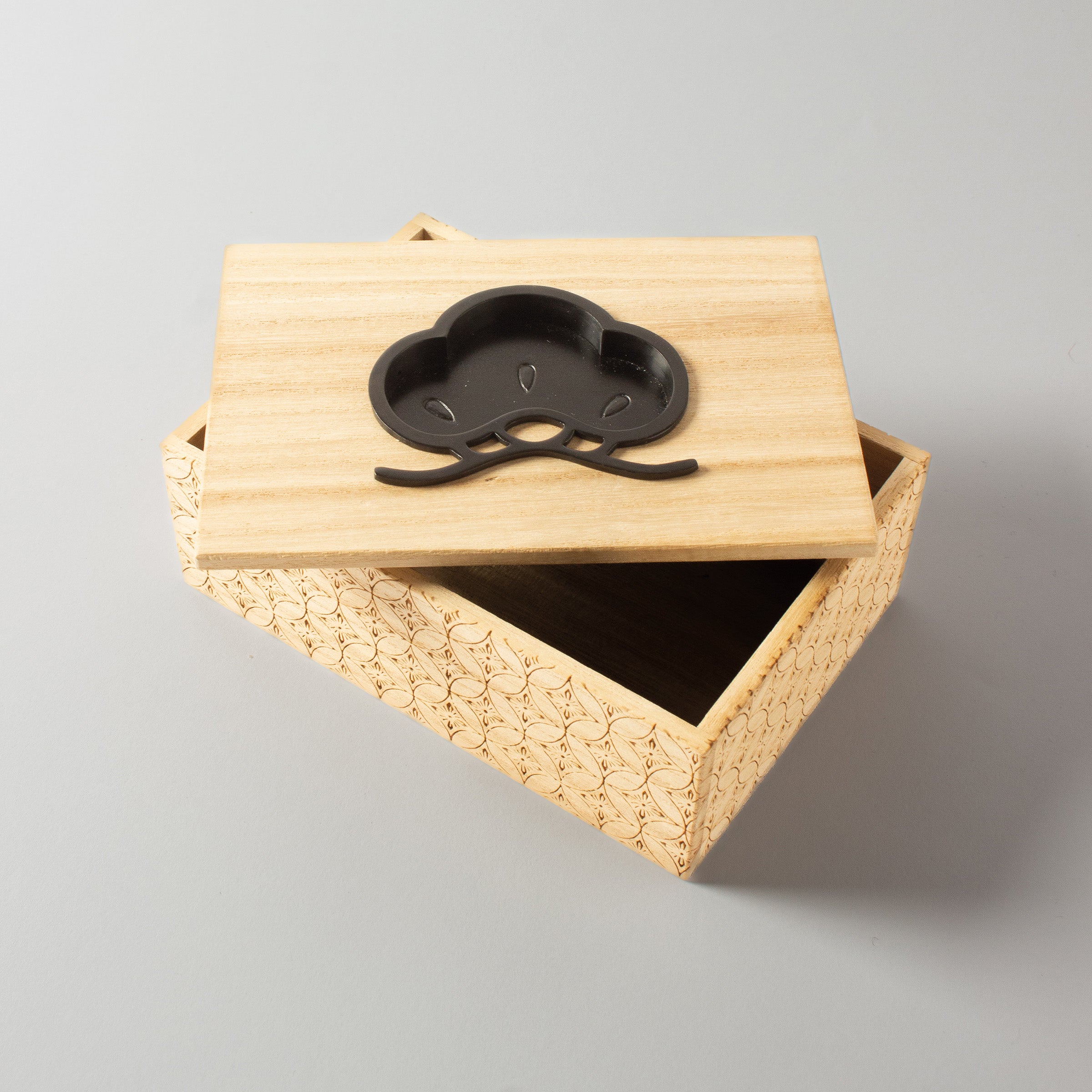 Boîte japonaise en bois gravée à la main et motif matsu (pin)