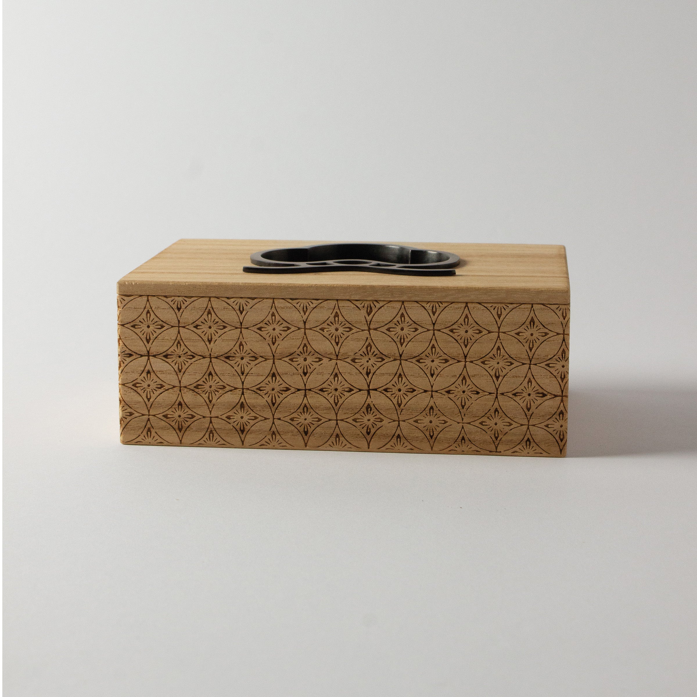 Boîte japonaise en bois gravée à la main et motif matsu (pin)