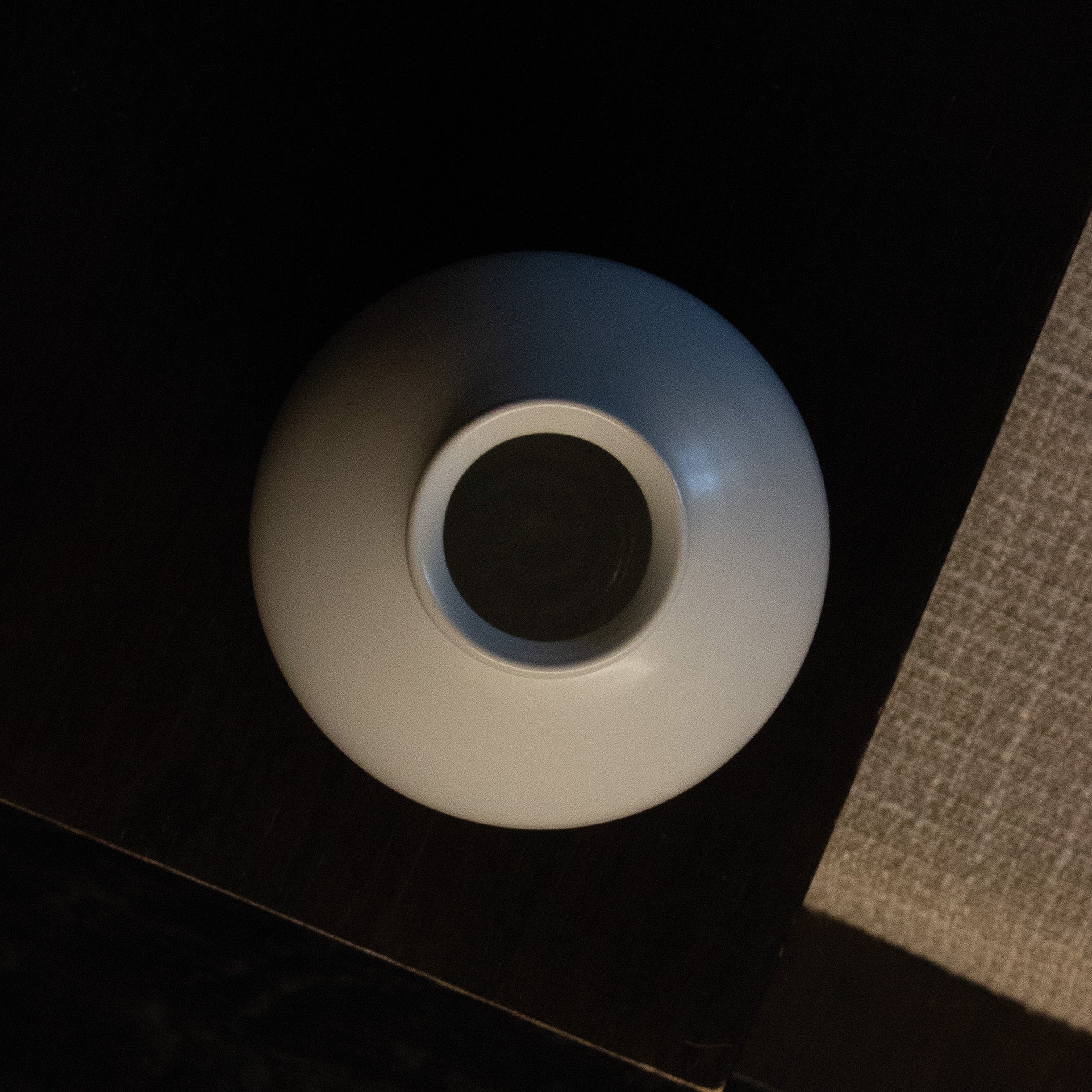 Petite Jarre de Lune (Moon Jar), Vase Coréen en Porcelaine Blanche de Kim Popae