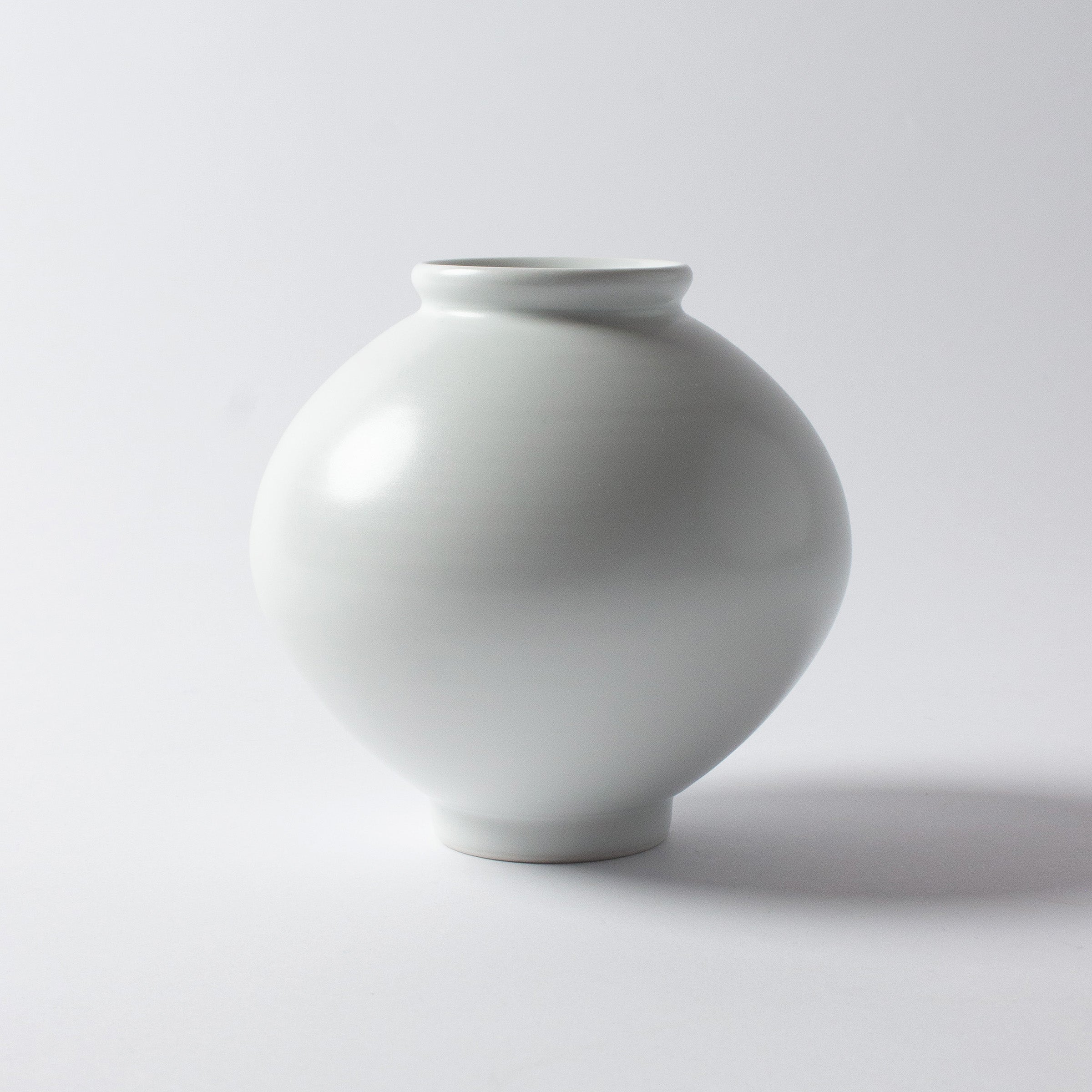 Petite Jarre de Lune (Moon Jar), Vase Coréen en Porcelaine Blanche de Kim Popae