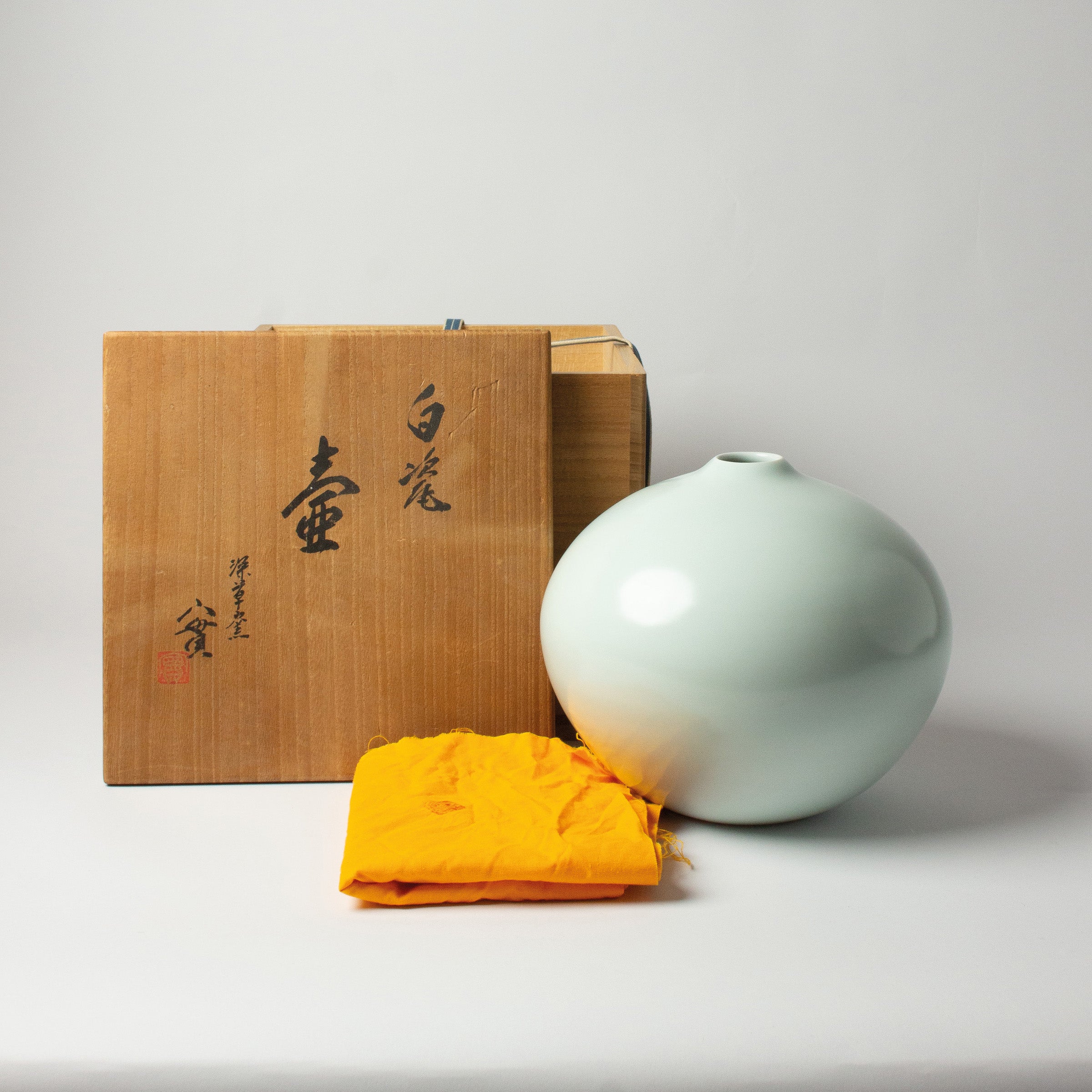 Vase en porcelaine blanche céladon de Nishikawa Hiroshi