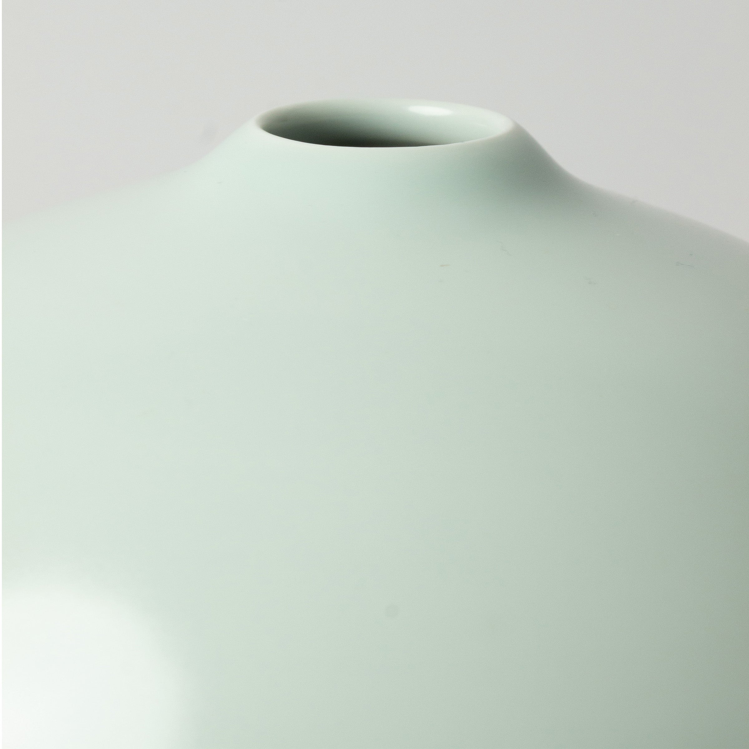 Vase en porcelaine blanche céladon de Nishikawa Hiroshi