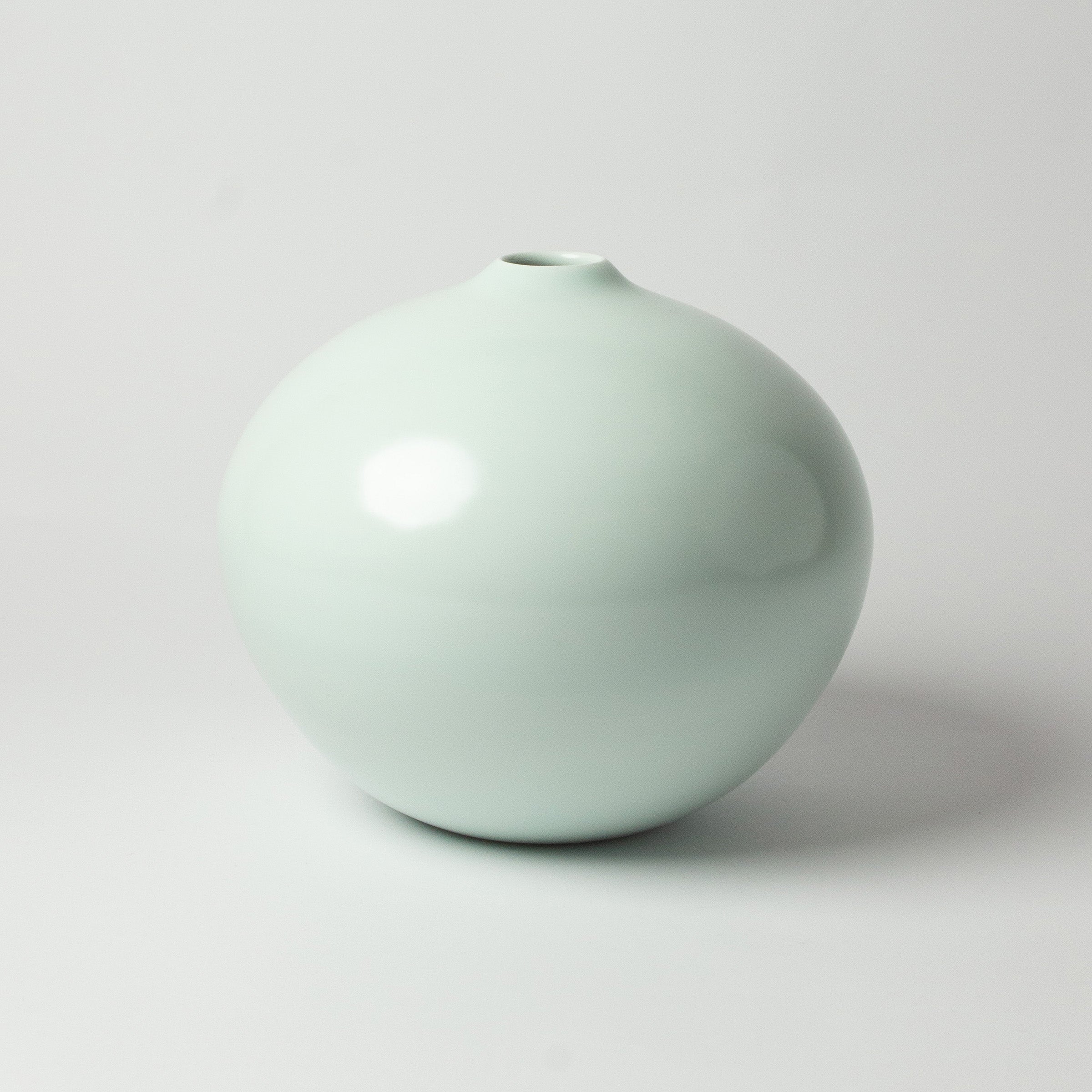 Vase en porcelaine blanche céladon de Nishikawa Hiroshi