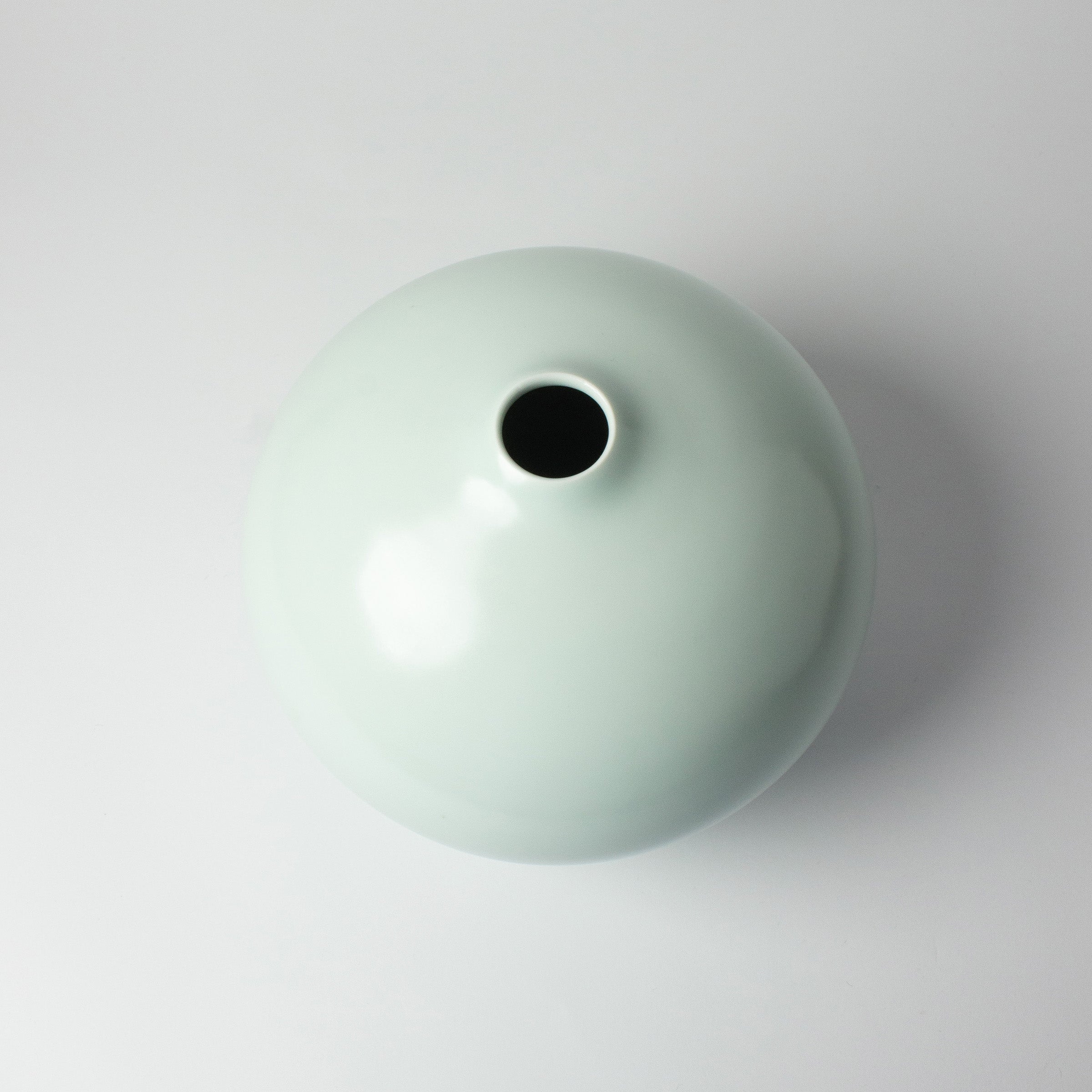 Vase en porcelaine blanche céladon de Nishikawa Hiroshi