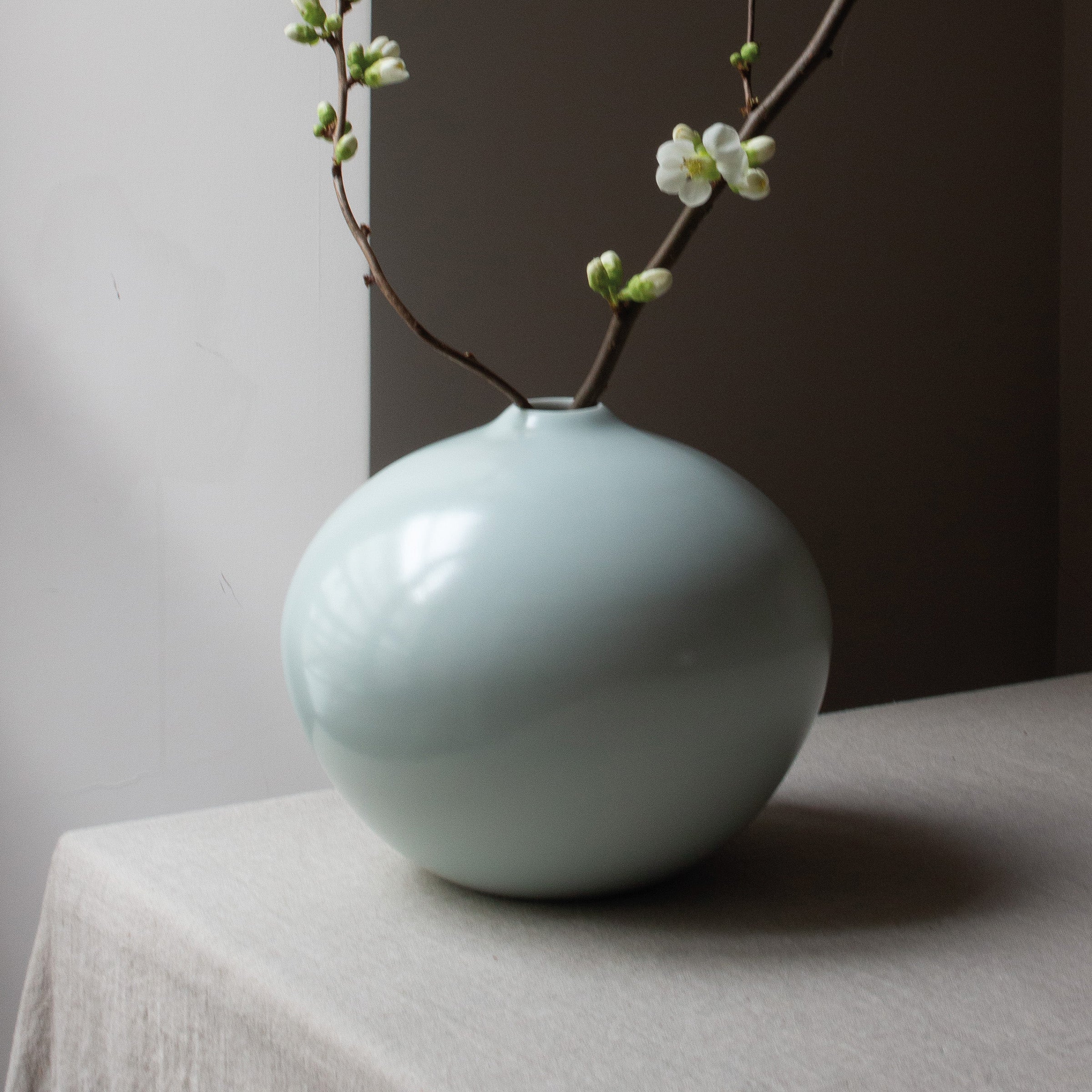 Vase en porcelaine blanche céladon de Nishikawa Hiroshi