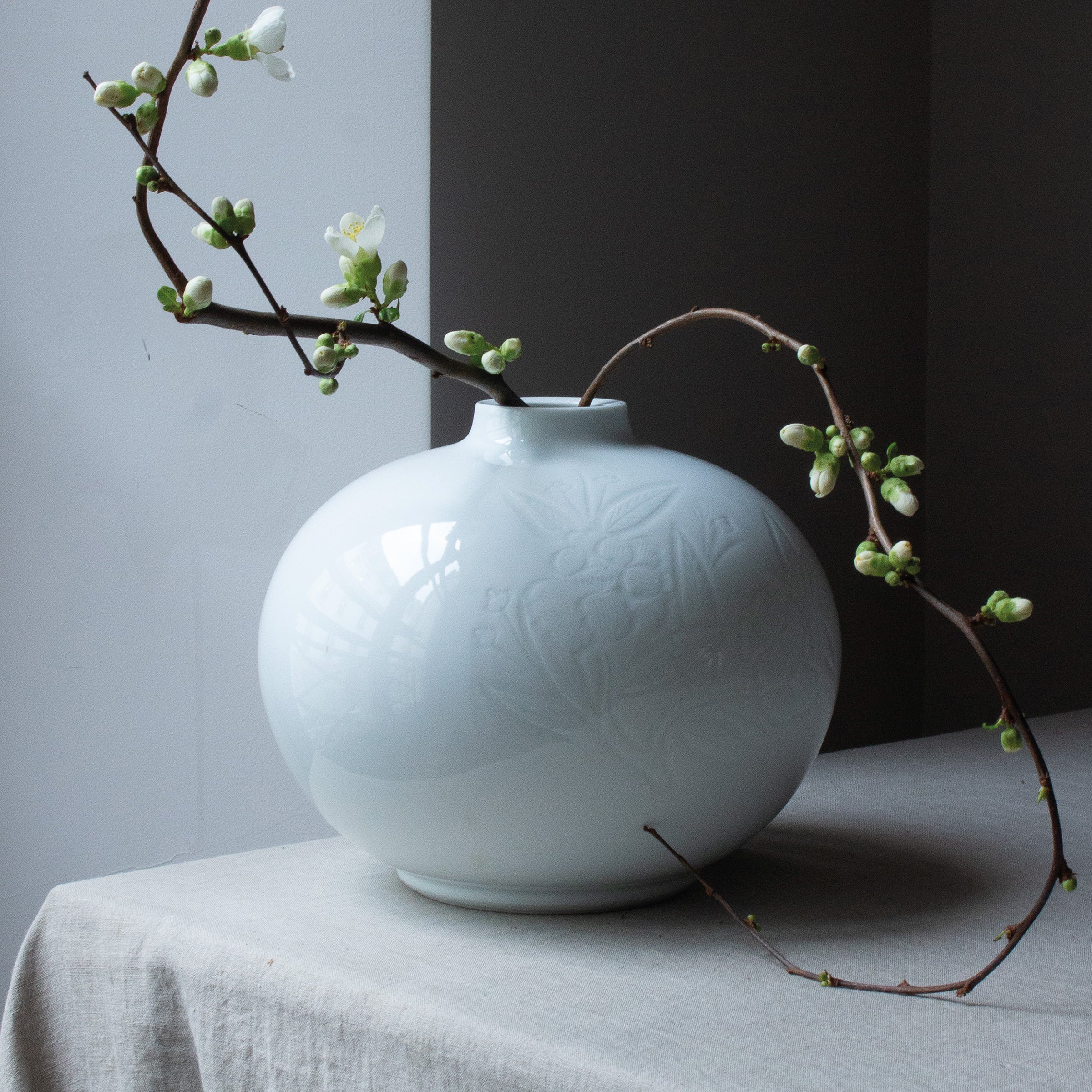 Vase porcelaine et pivoines de Manji Inoue, Trésor National Vivant