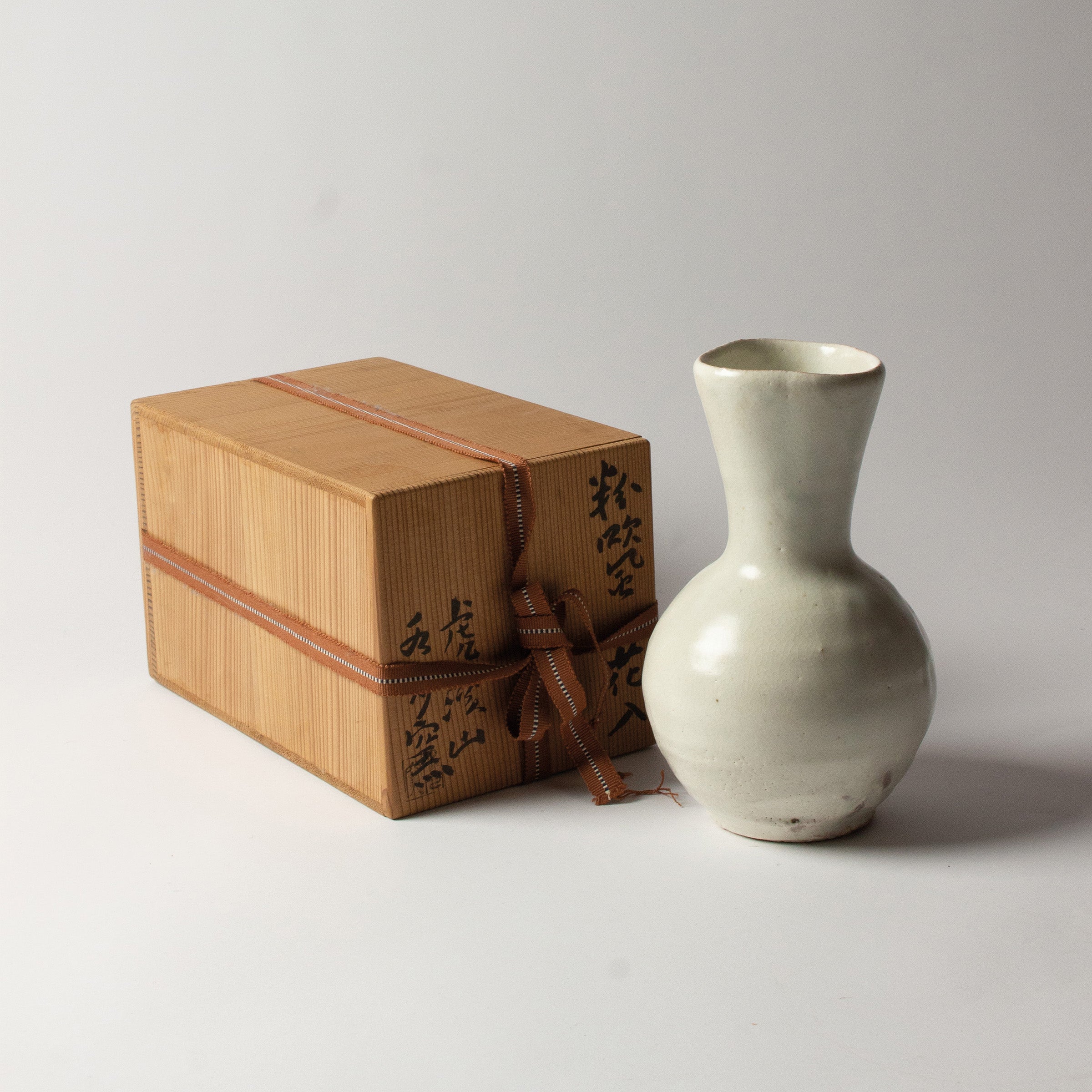 Vase en céramique blanche kohiki de Suigetsu-gama