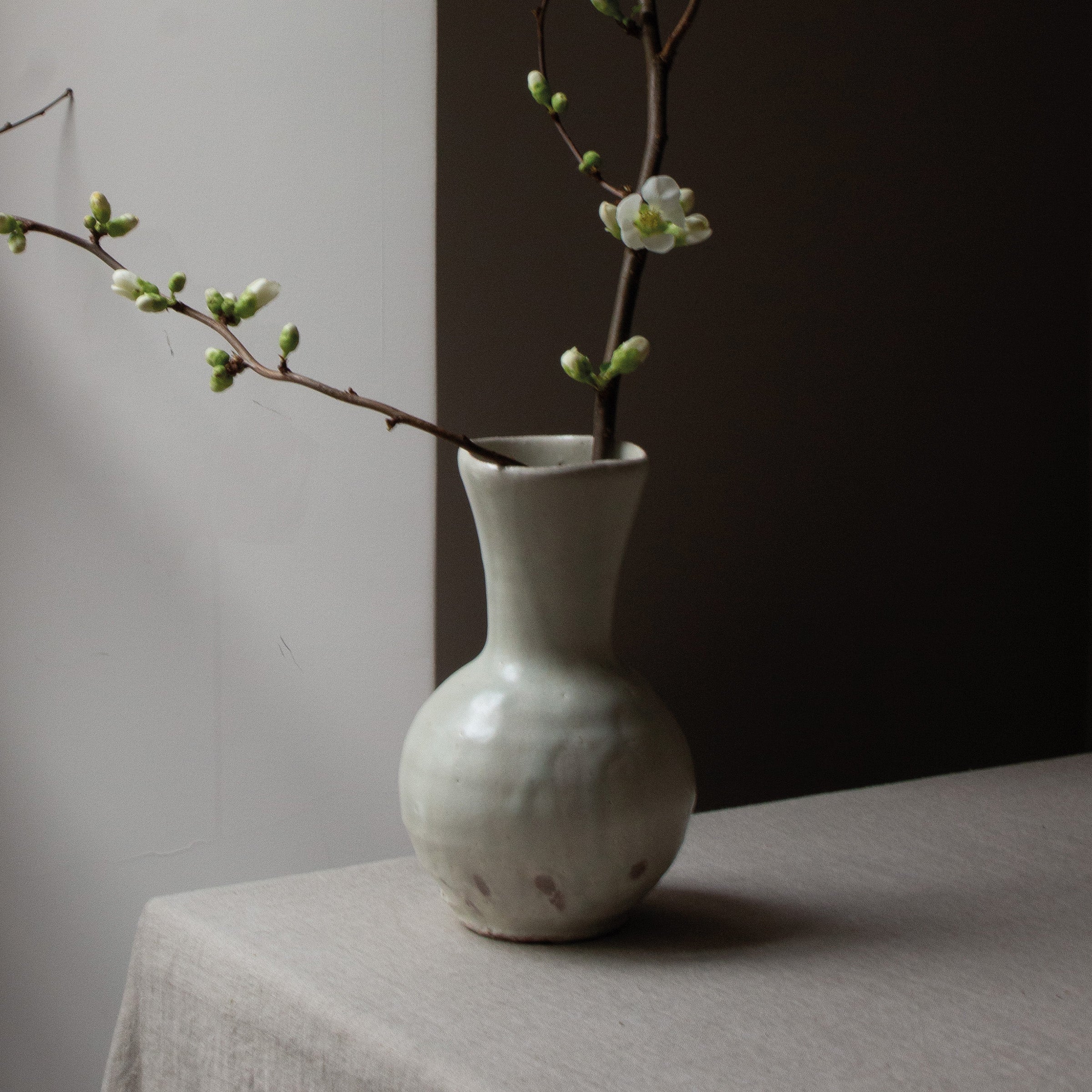 Vase en céramique blanche kohiki de Suigetsu-gama