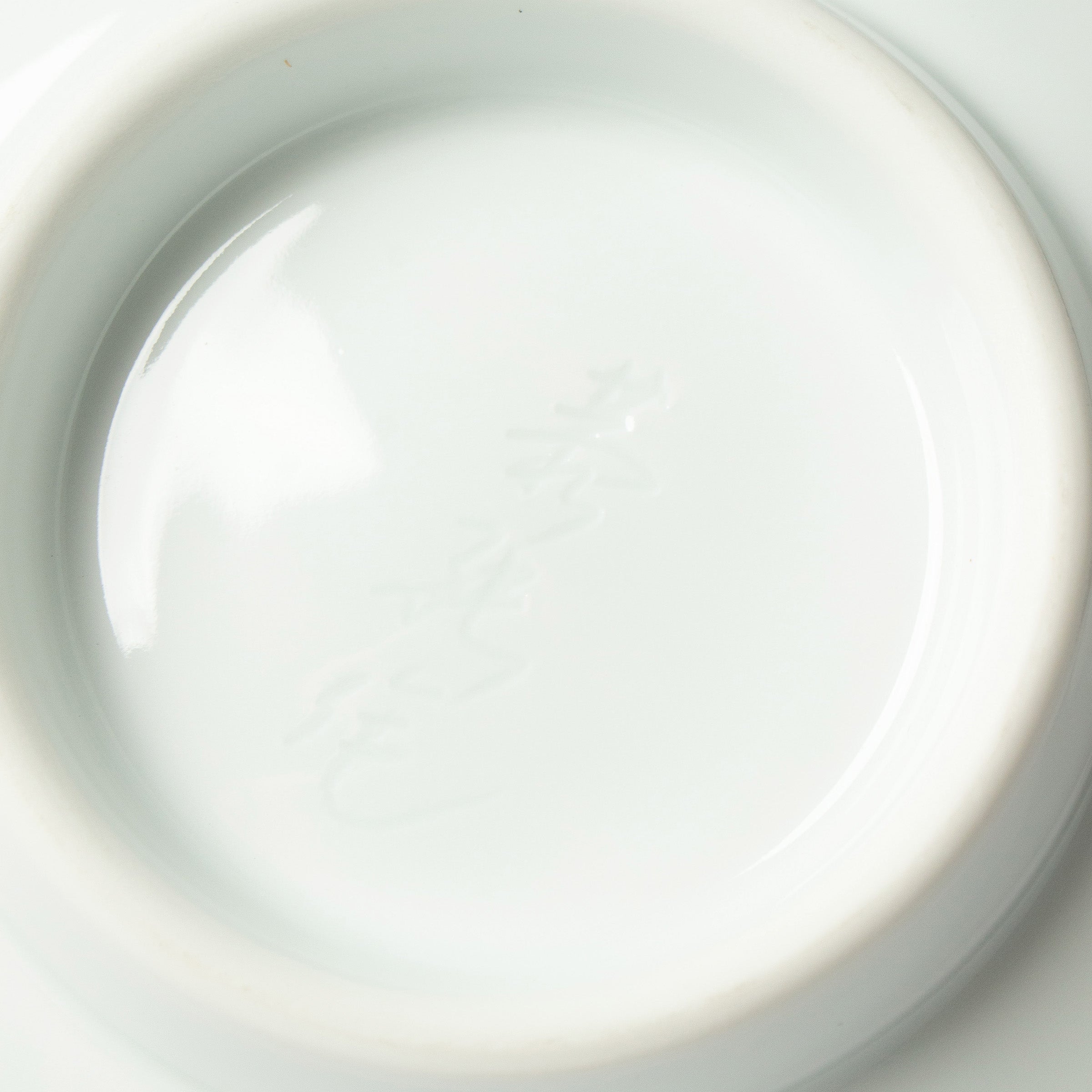 Vase en porcelaine d’Arita et pivoines de Yasuzumi Nakao