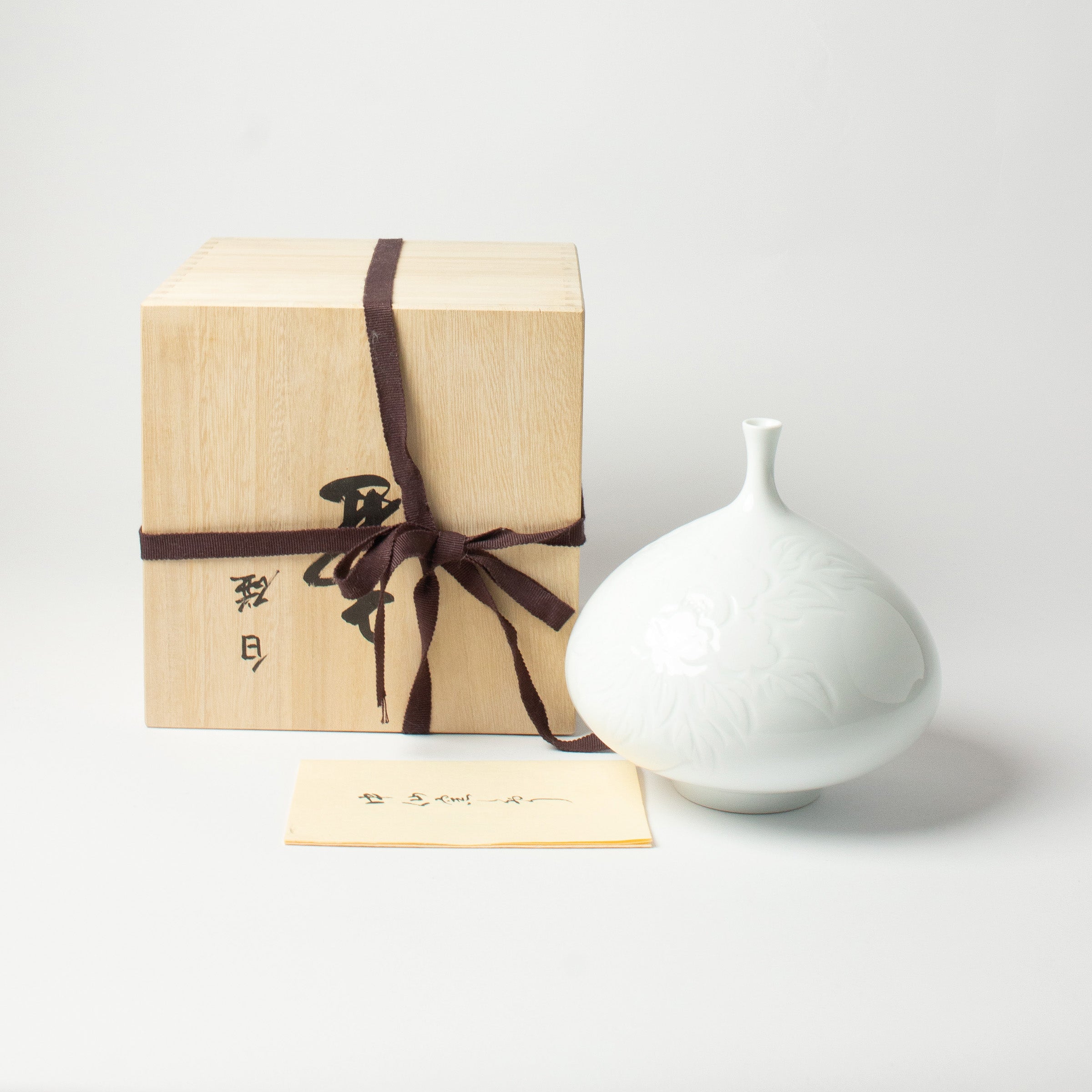 Vase en porcelaine d’Arita et pivoines de Yasuzumi Nakao