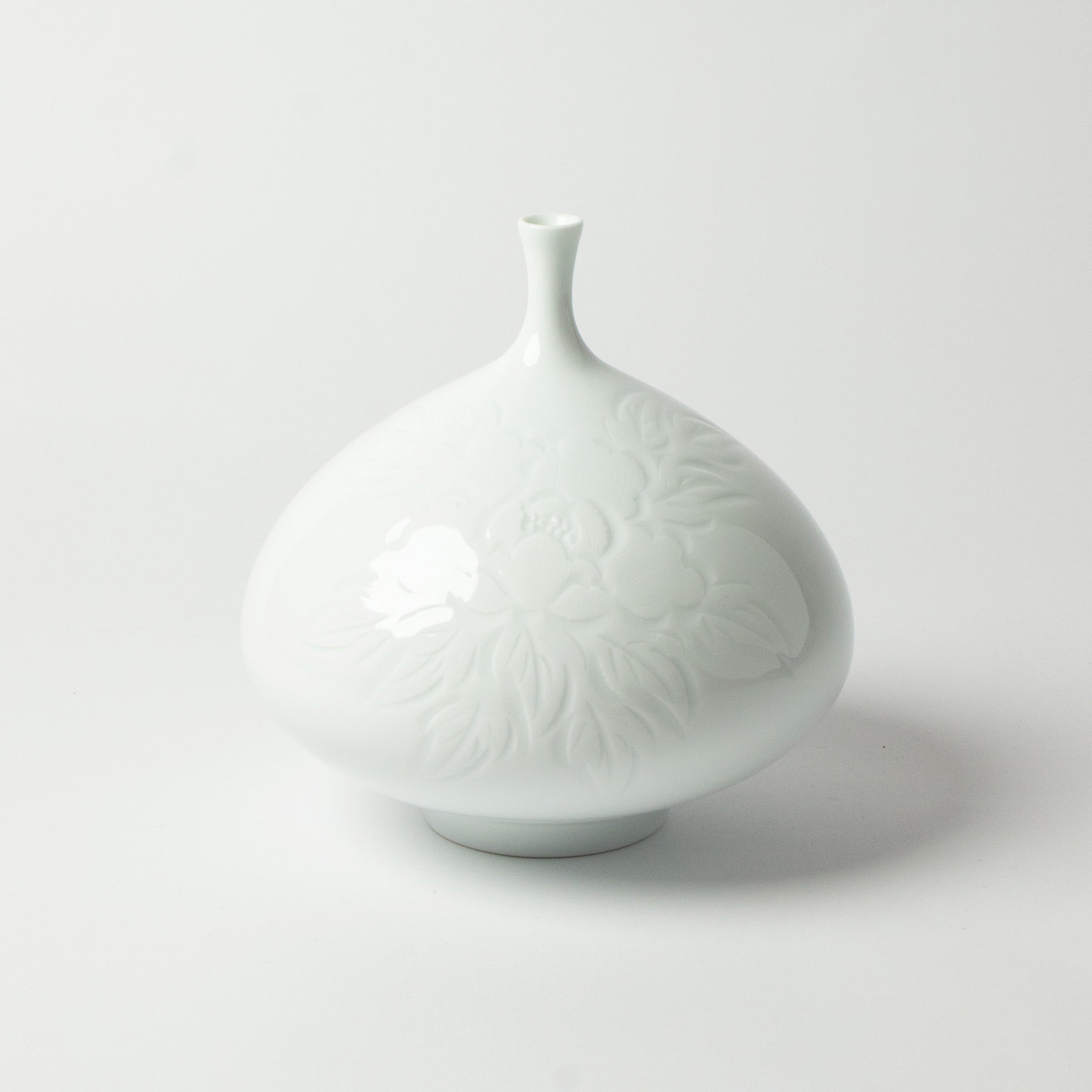 Vase en porcelaine d’Arita et pivoines de Yasuzumi Nakao