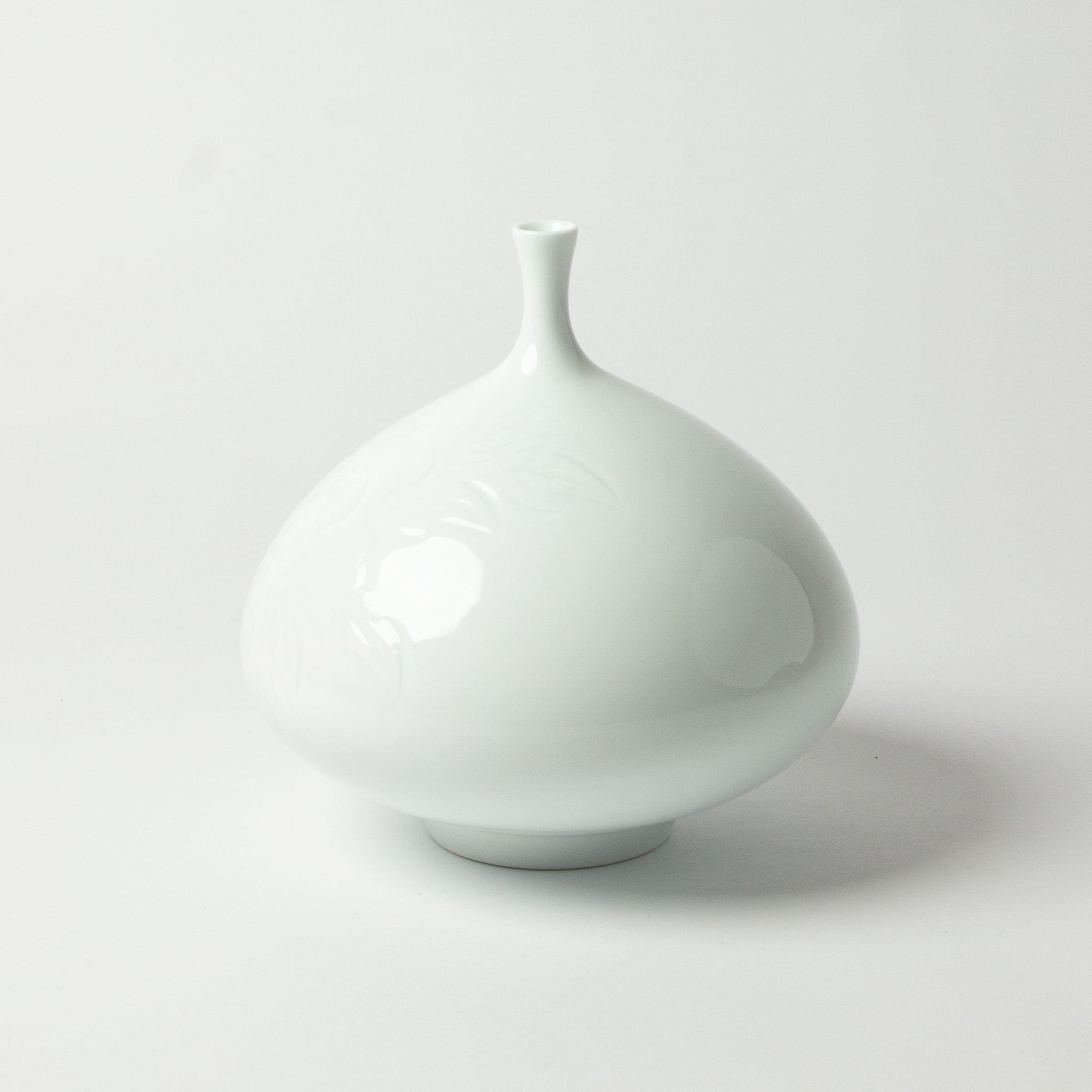 Vase en porcelaine d’Arita et pivoines de Yasuzumi Nakao