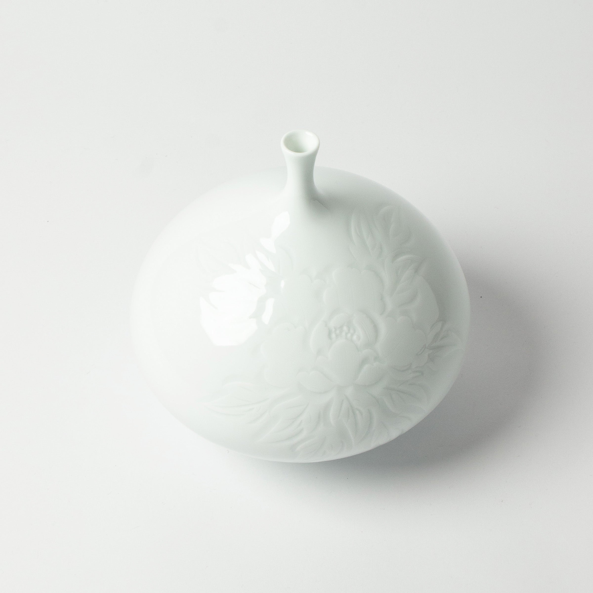 Vase en porcelaine d’Arita et pivoines de Yasuzumi Nakao