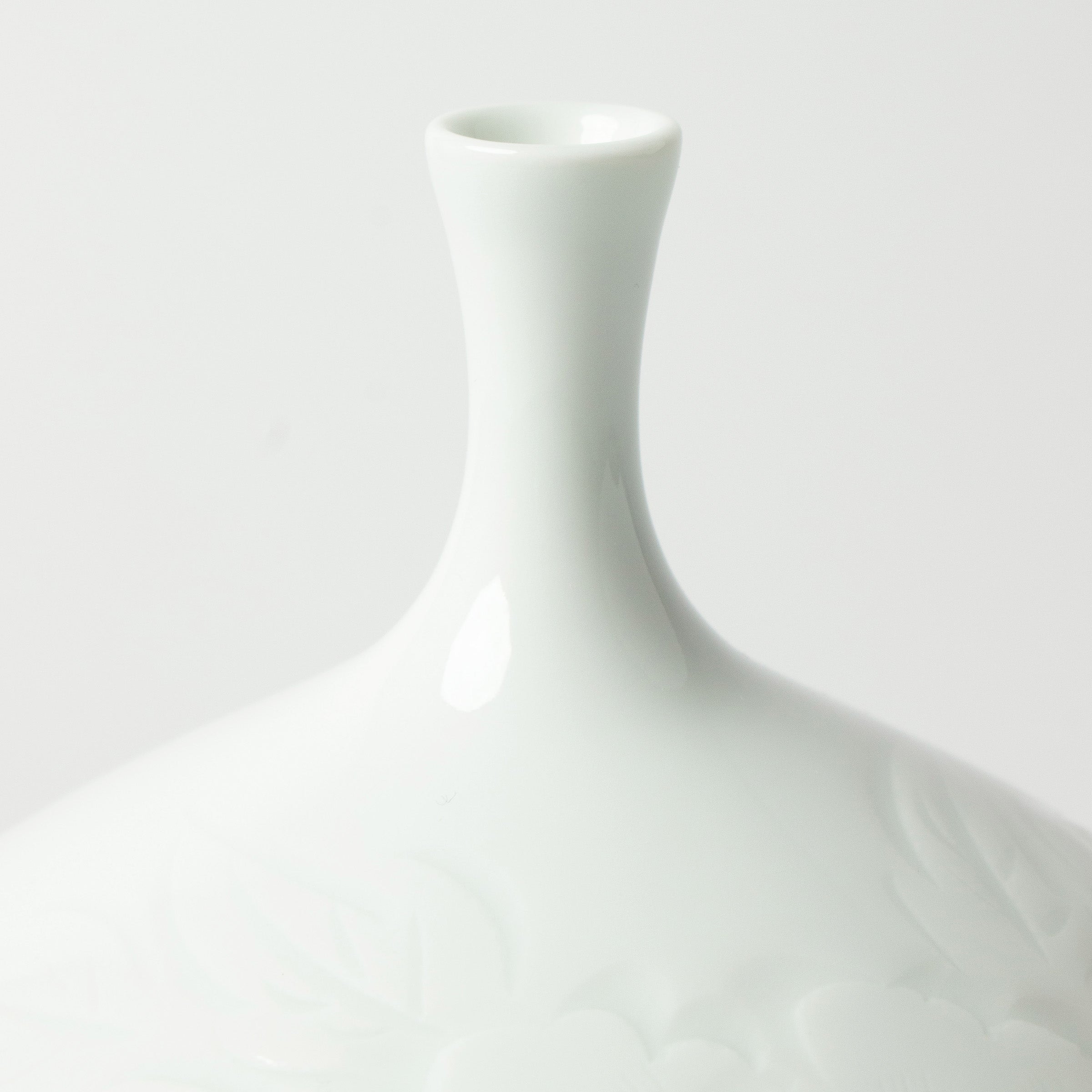 Vase en porcelaine d’Arita et pivoines de Yasuzumi Nakao