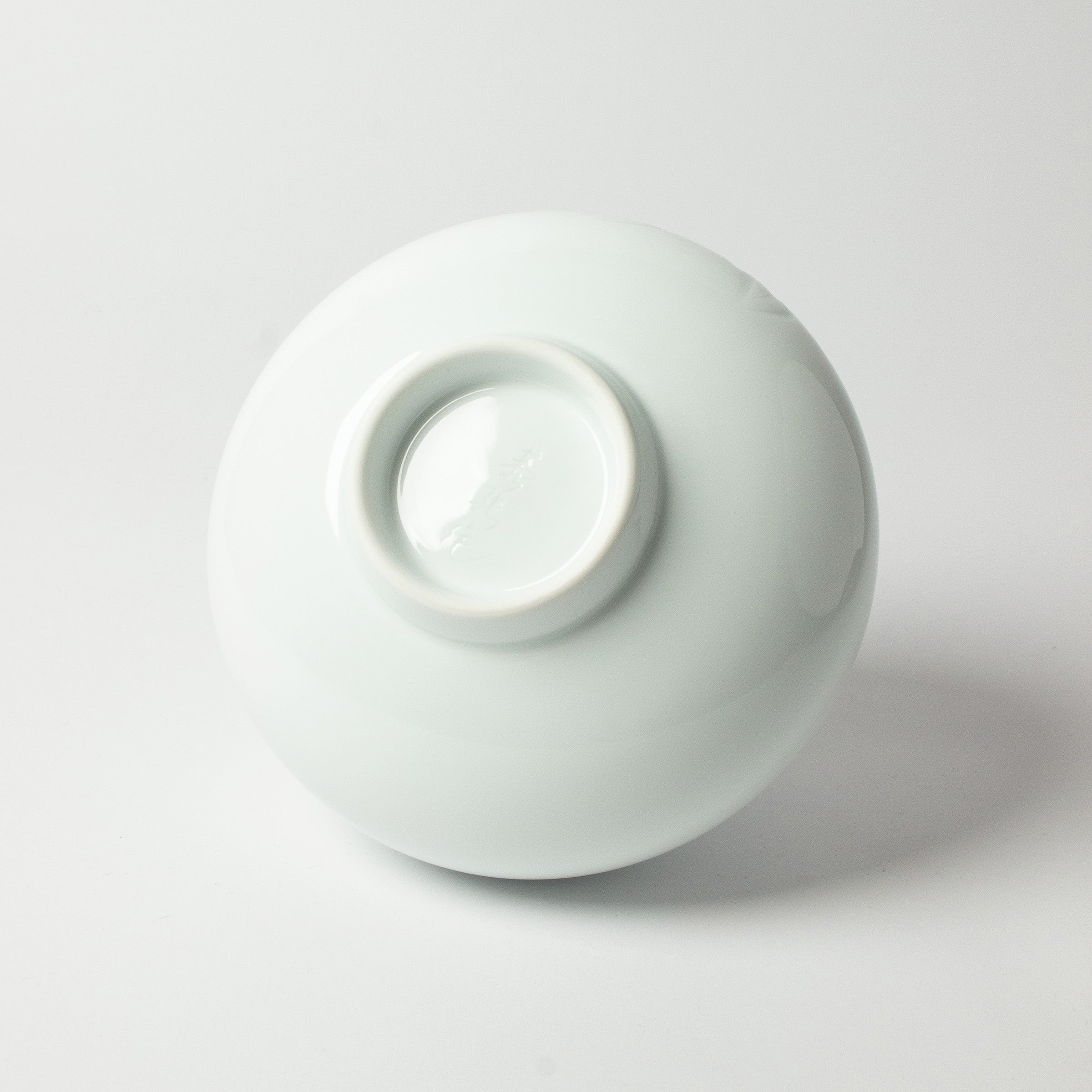 Vase en porcelaine d’Arita et pivoines de Yasuzumi Nakao