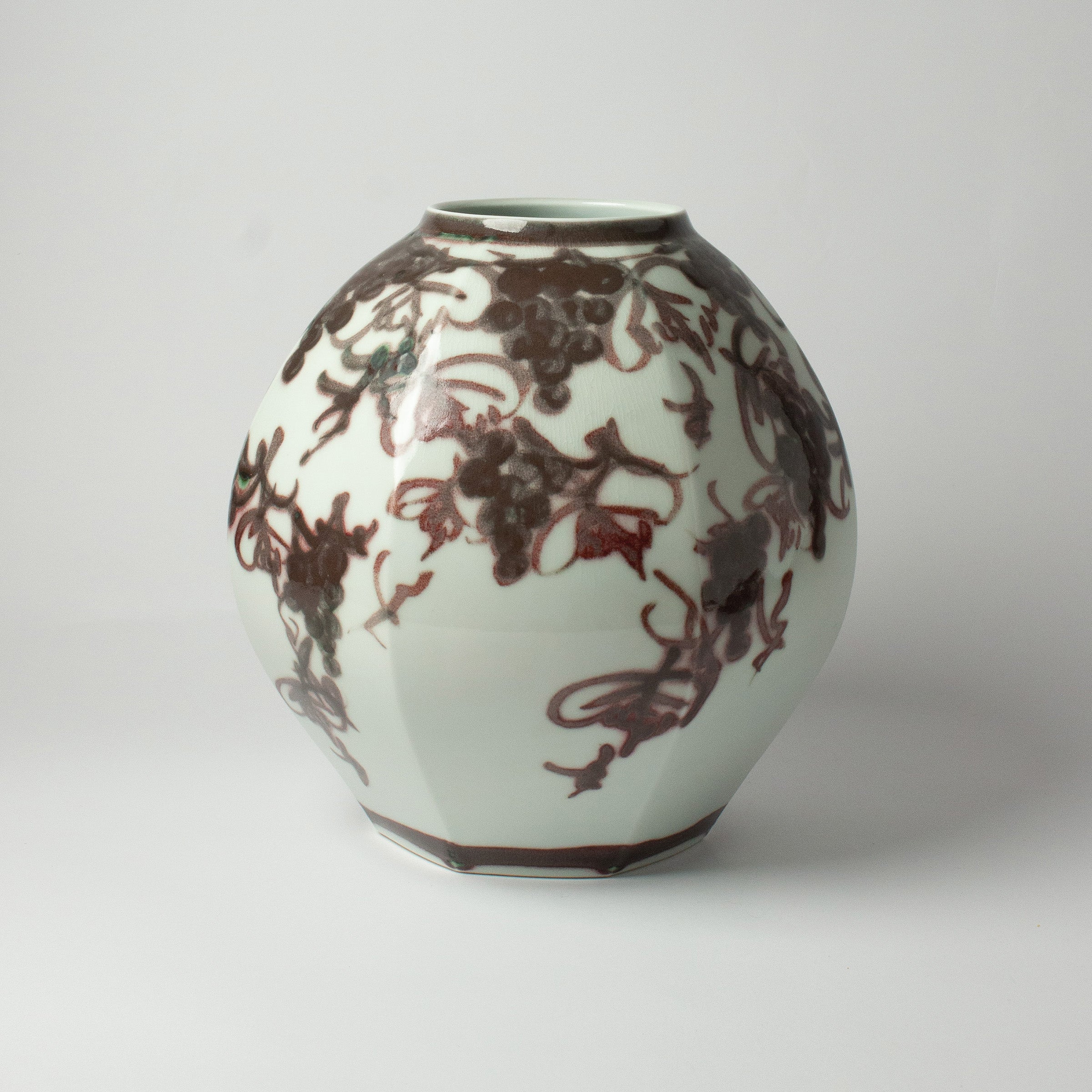 Vase en porcelaine blanche et motifs raisins de Kondō Hiroshi