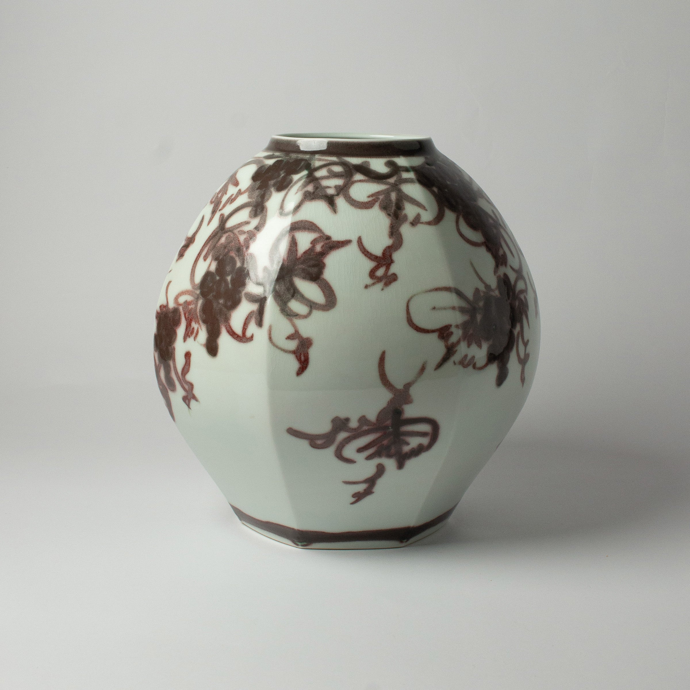 Vase en porcelaine blanche et motifs raisins de Kondō Hiroshi