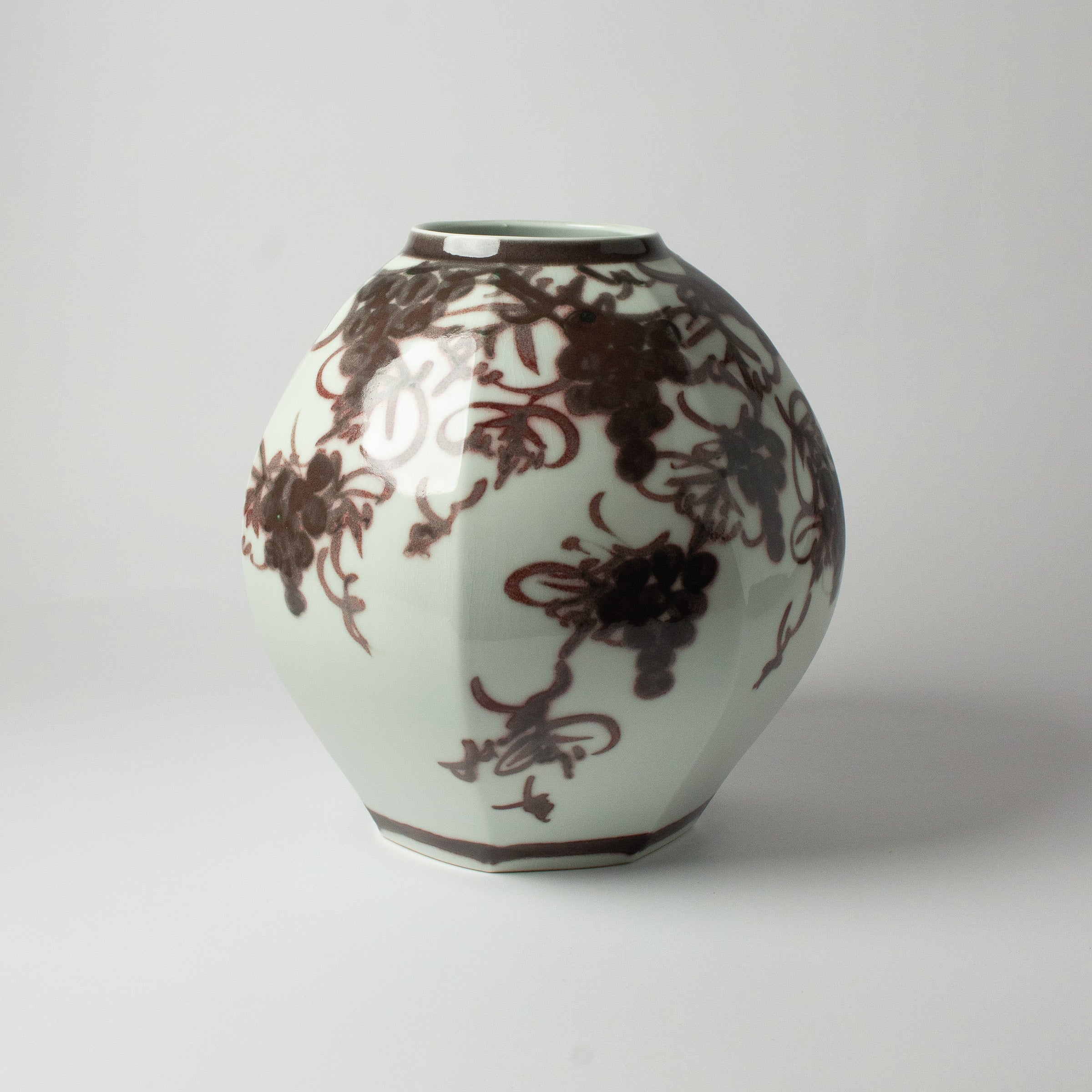 Vase en porcelaine blanche et motifs raisins de Kondō Hiroshi