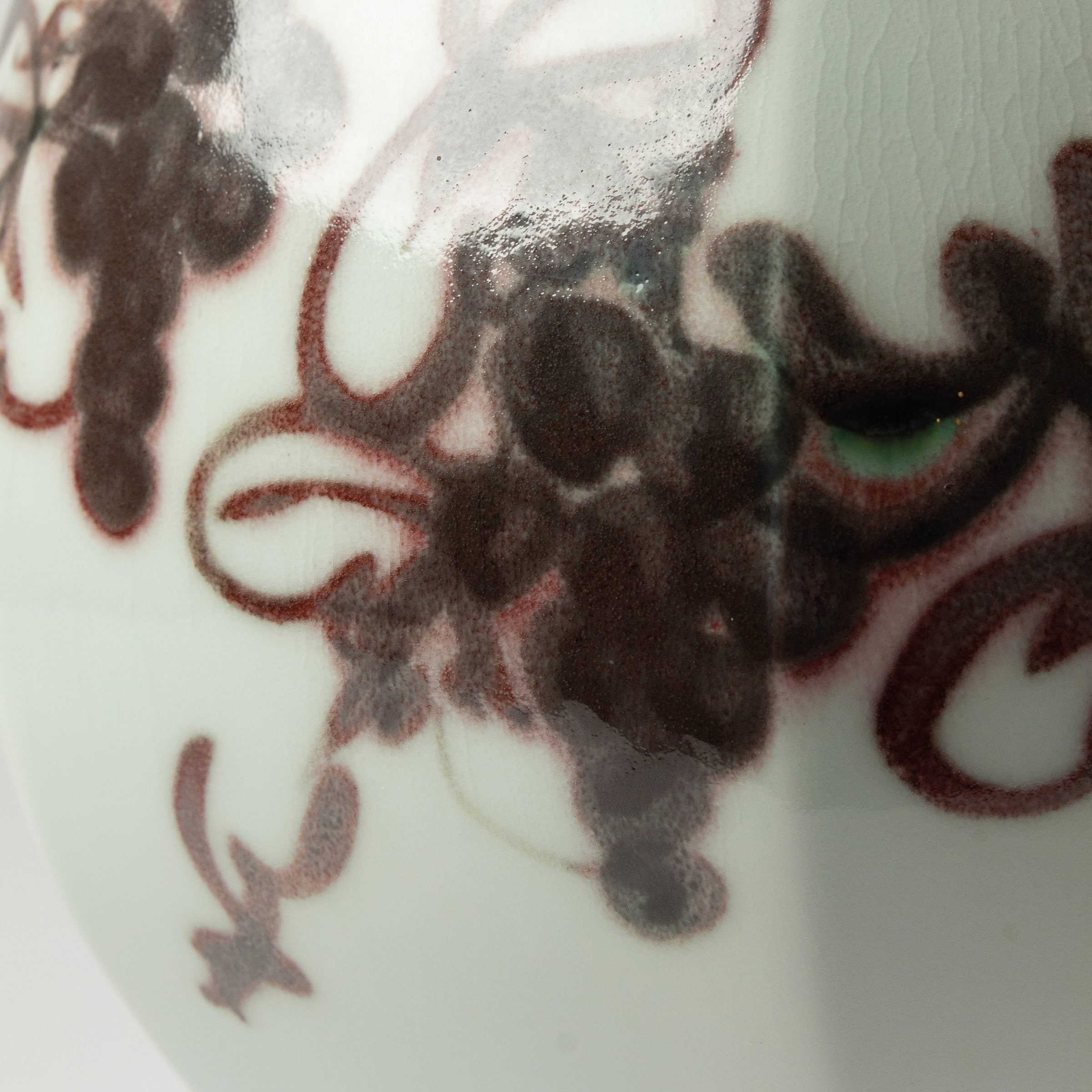 Vase en porcelaine blanche et motifs raisins de Kondō Hiroshi