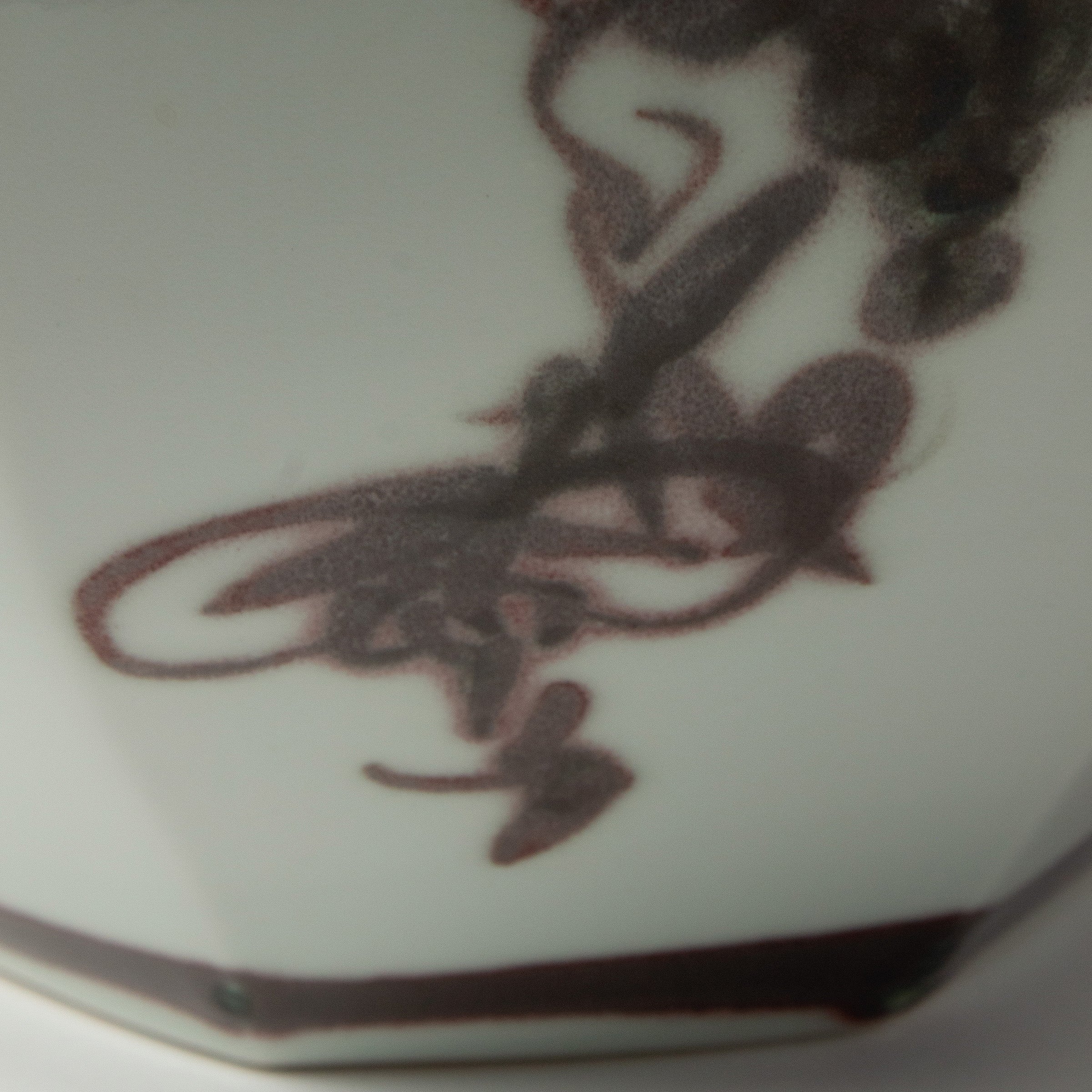 Vase en porcelaine blanche et motifs raisins de Kondō Hiroshi