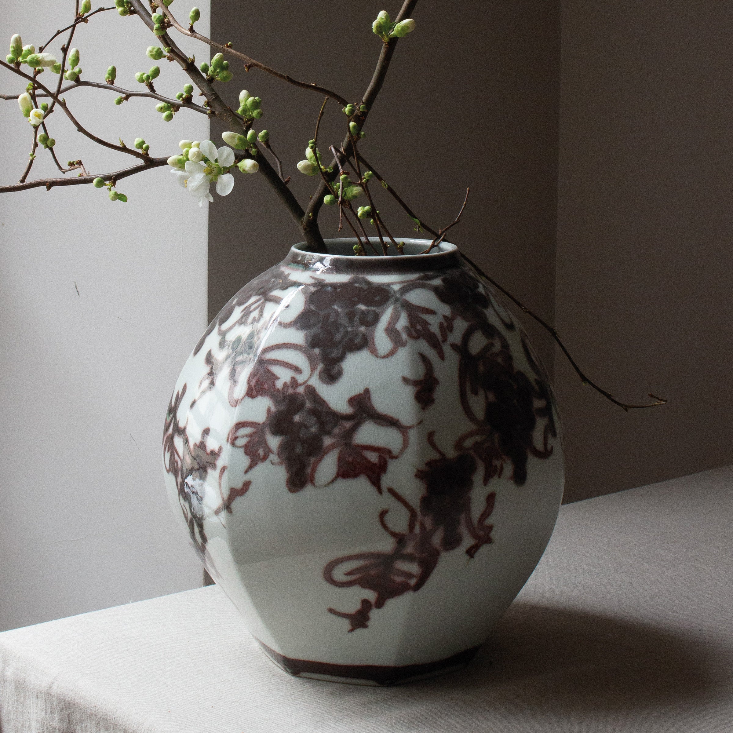 Vase en porcelaine blanche et motifs raisins de Kondō Hiroshi