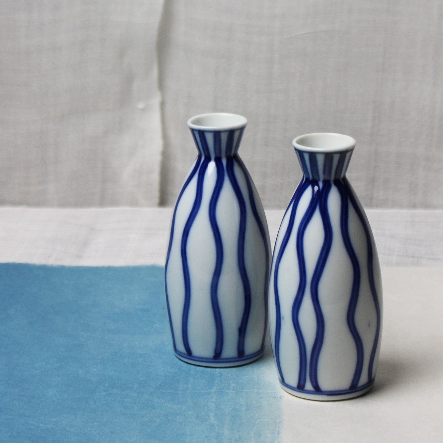 Set de 2 Petits Vases japonais en céramique blanche et motif bleu