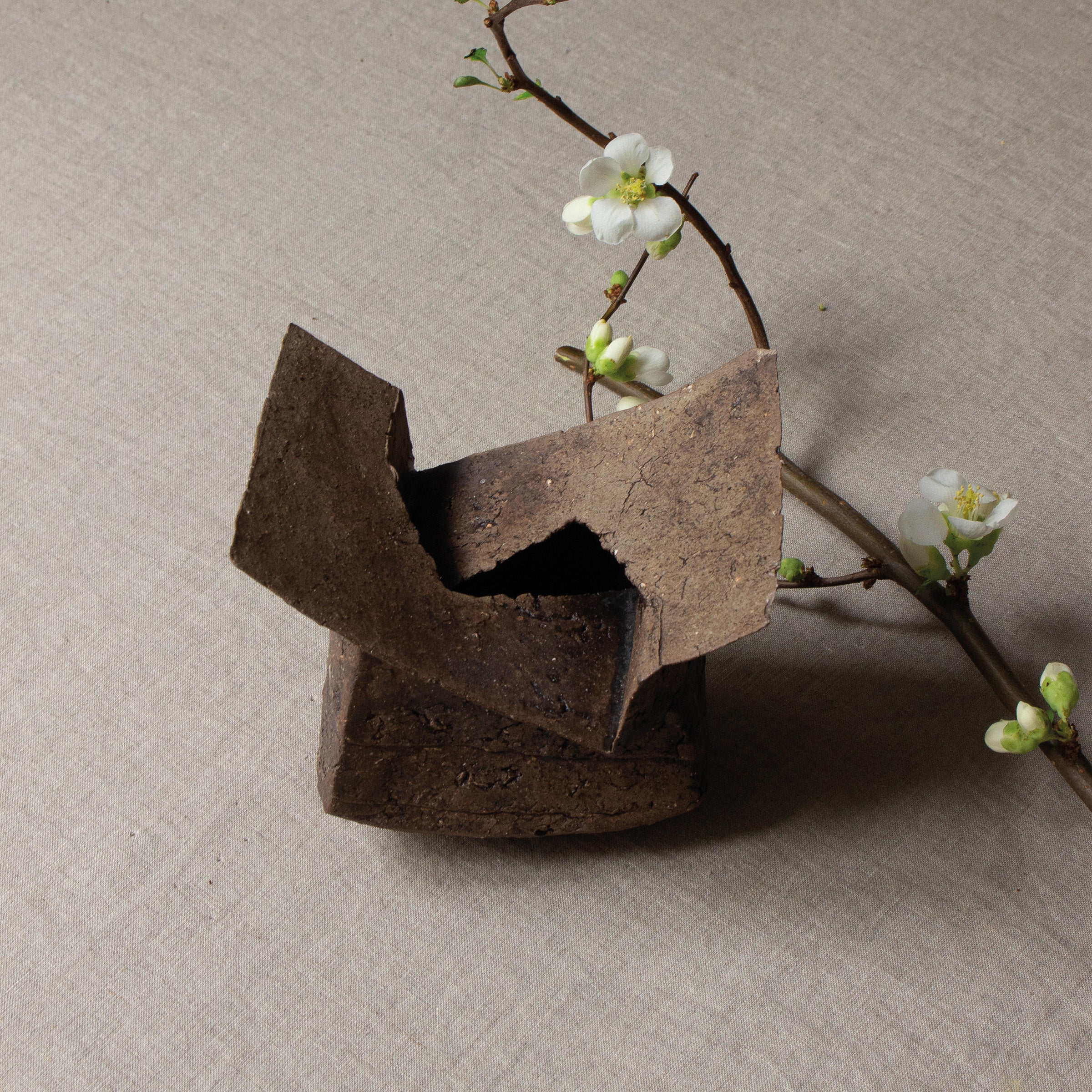 Vase-sculpture ori (plis) de Yukiya Izumita