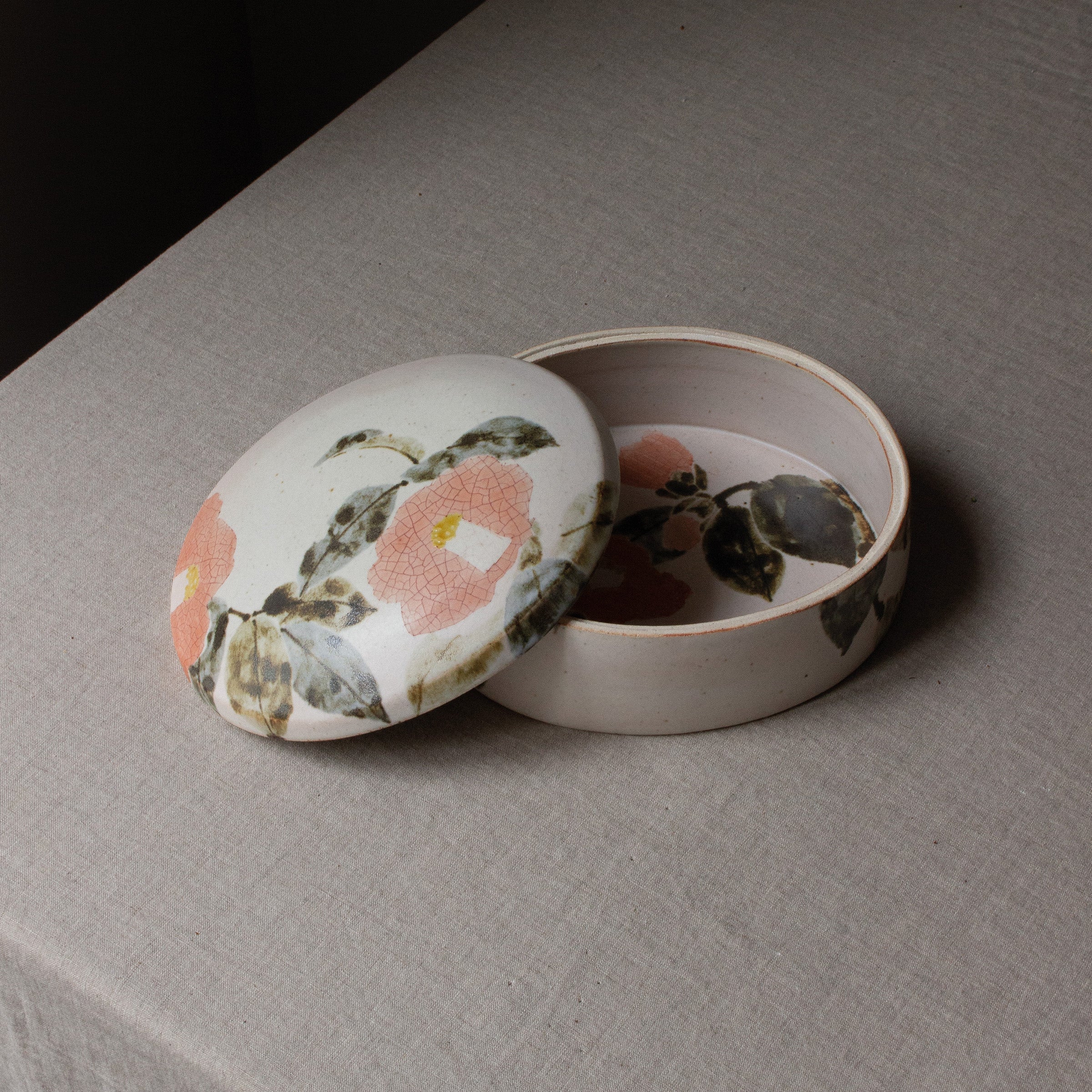 Boîte japonaise en céramique motif camélia de Seigō Maeda