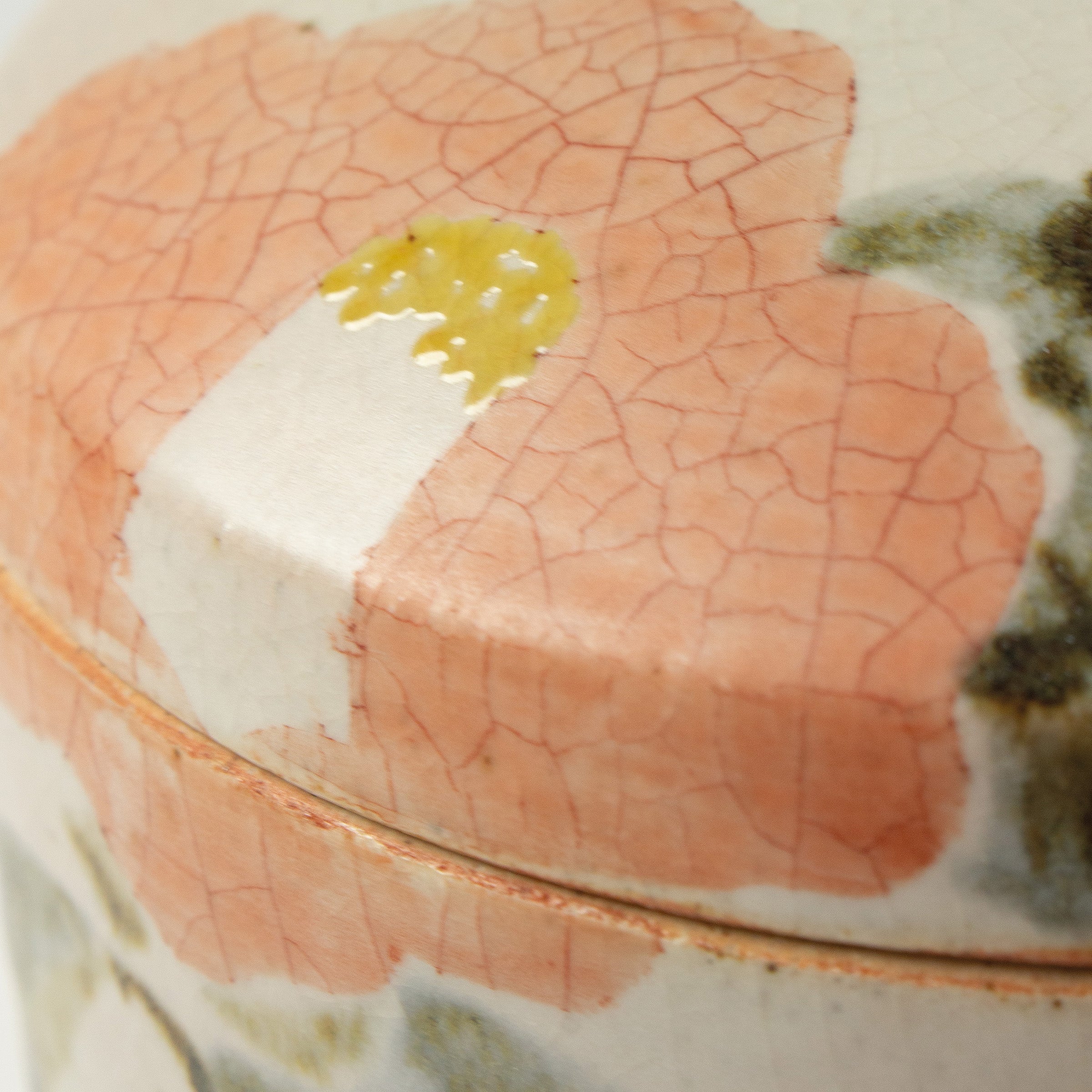 Boîte japonaise en céramique motif camélia de Seigō Maeda