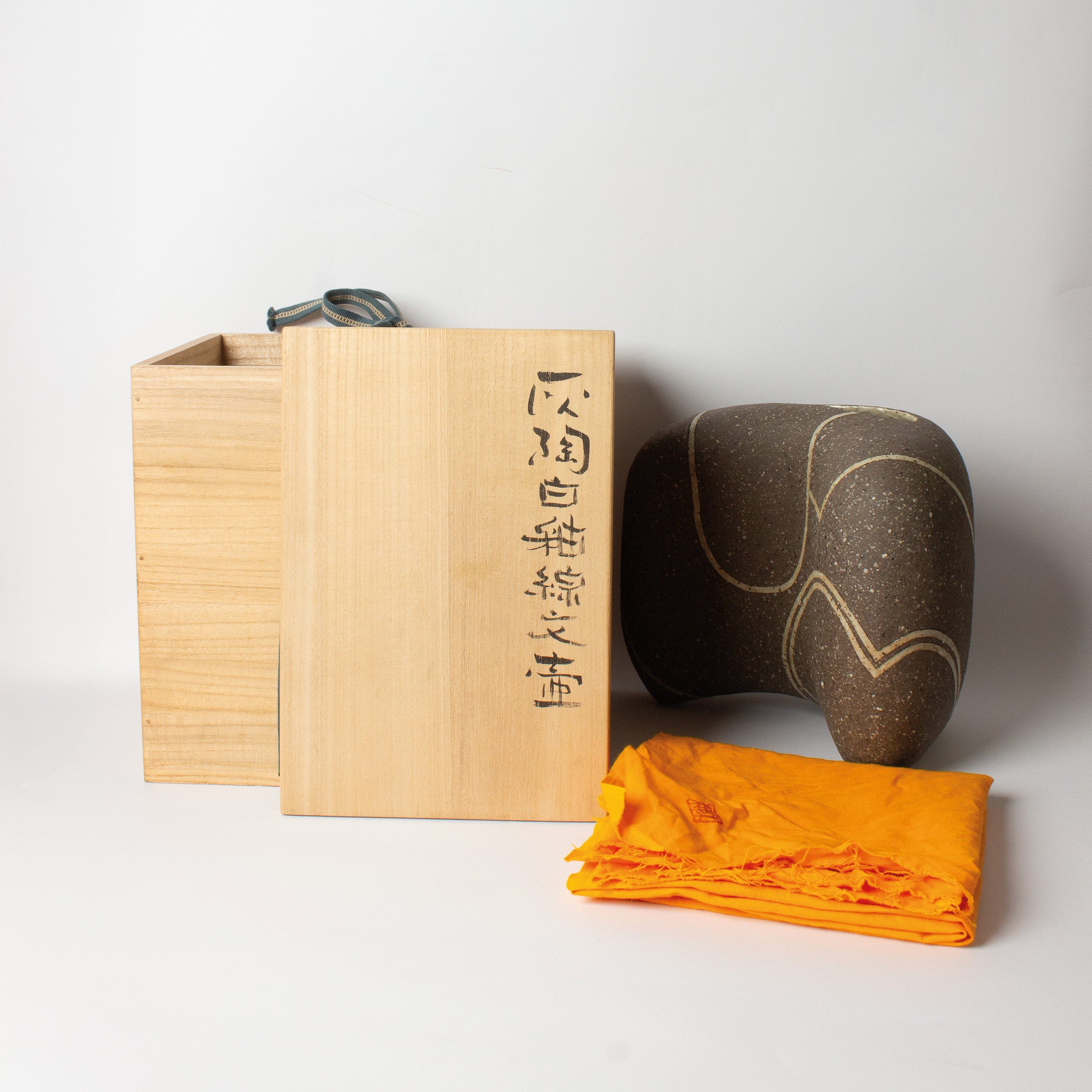 Vase-sculpture lignes de Kazuhiko Sato