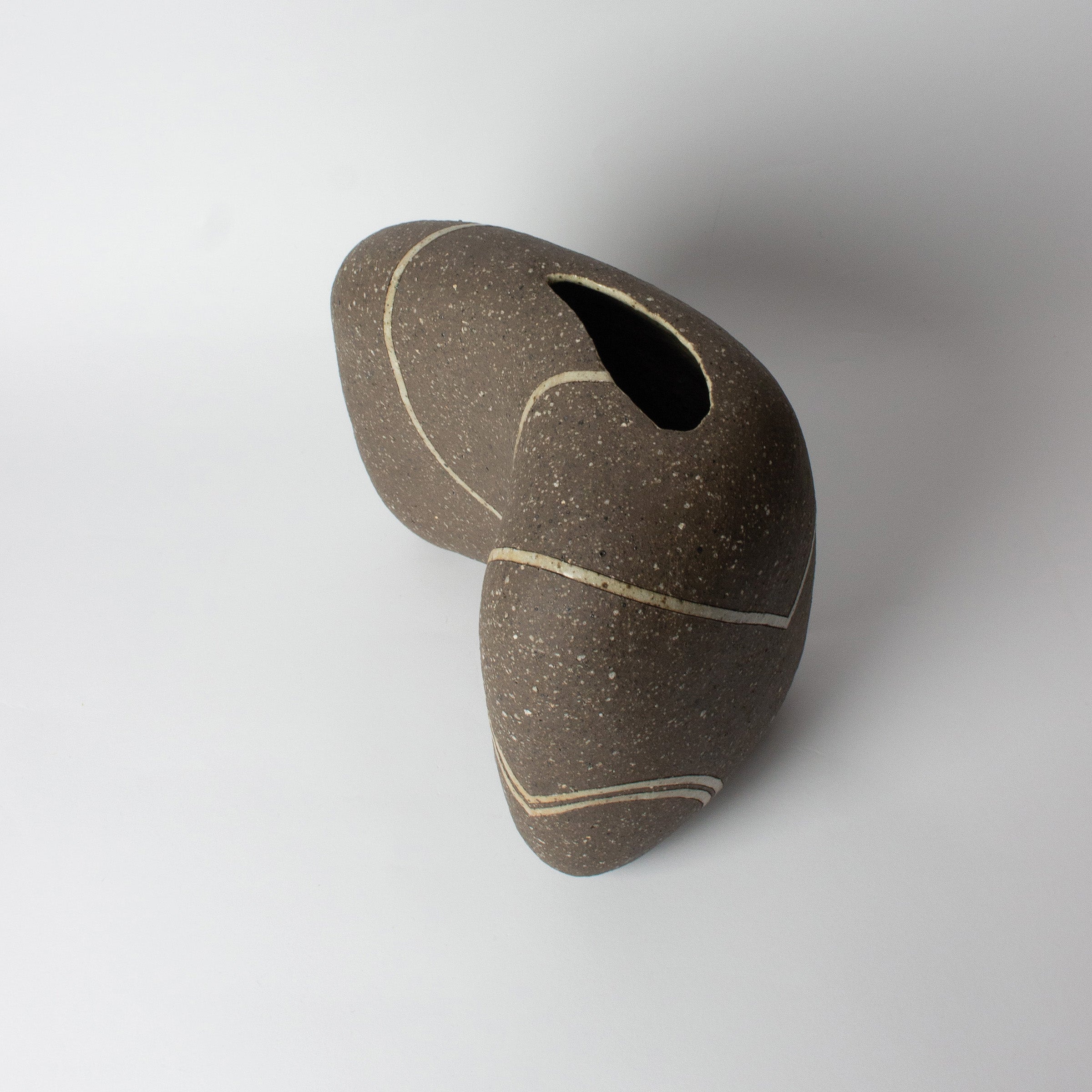 Vase-sculpture lignes de Kazuhiko Sato
