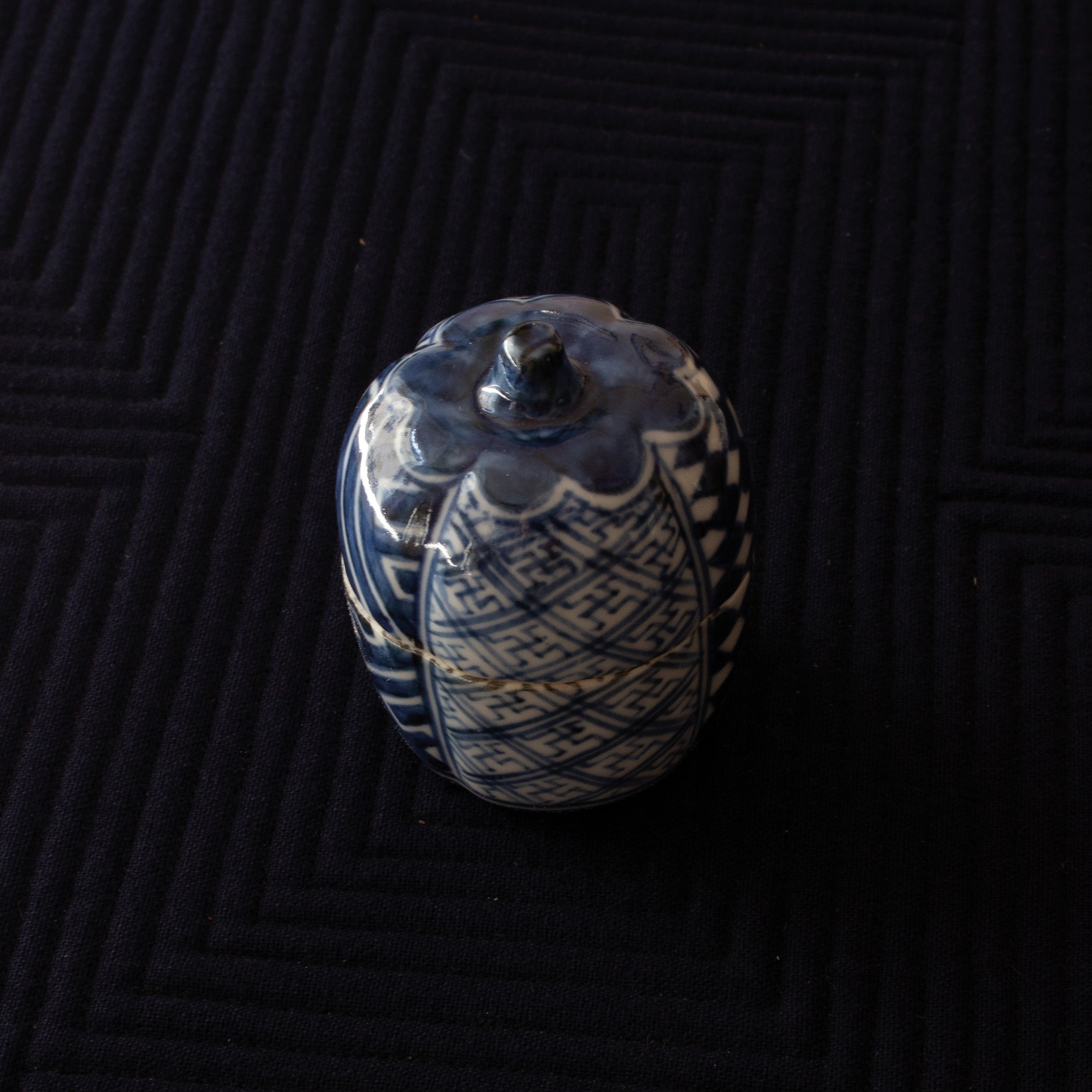 Takano Shōami's sometsuke porcelain kōgō and Japanese nerikō (incense balls)