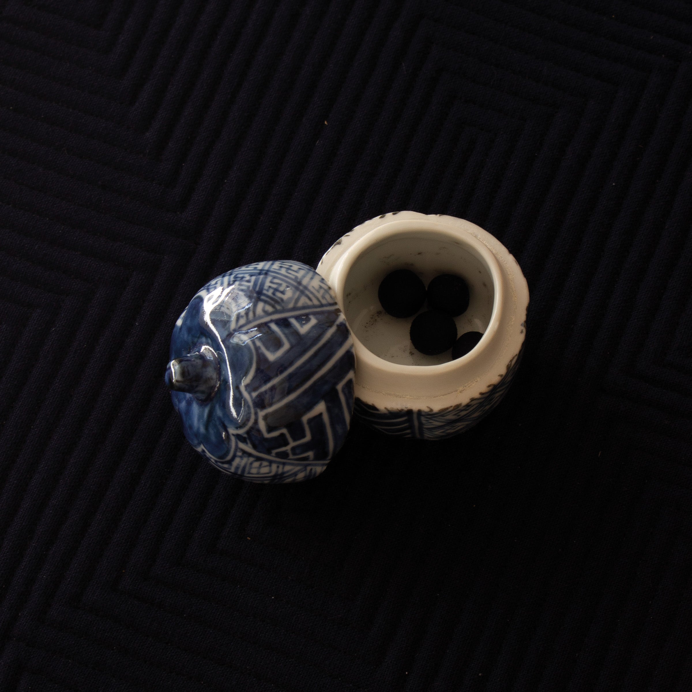 Takano Shōami's sometsuke porcelain kōgō and Japanese nerikō (incense balls)