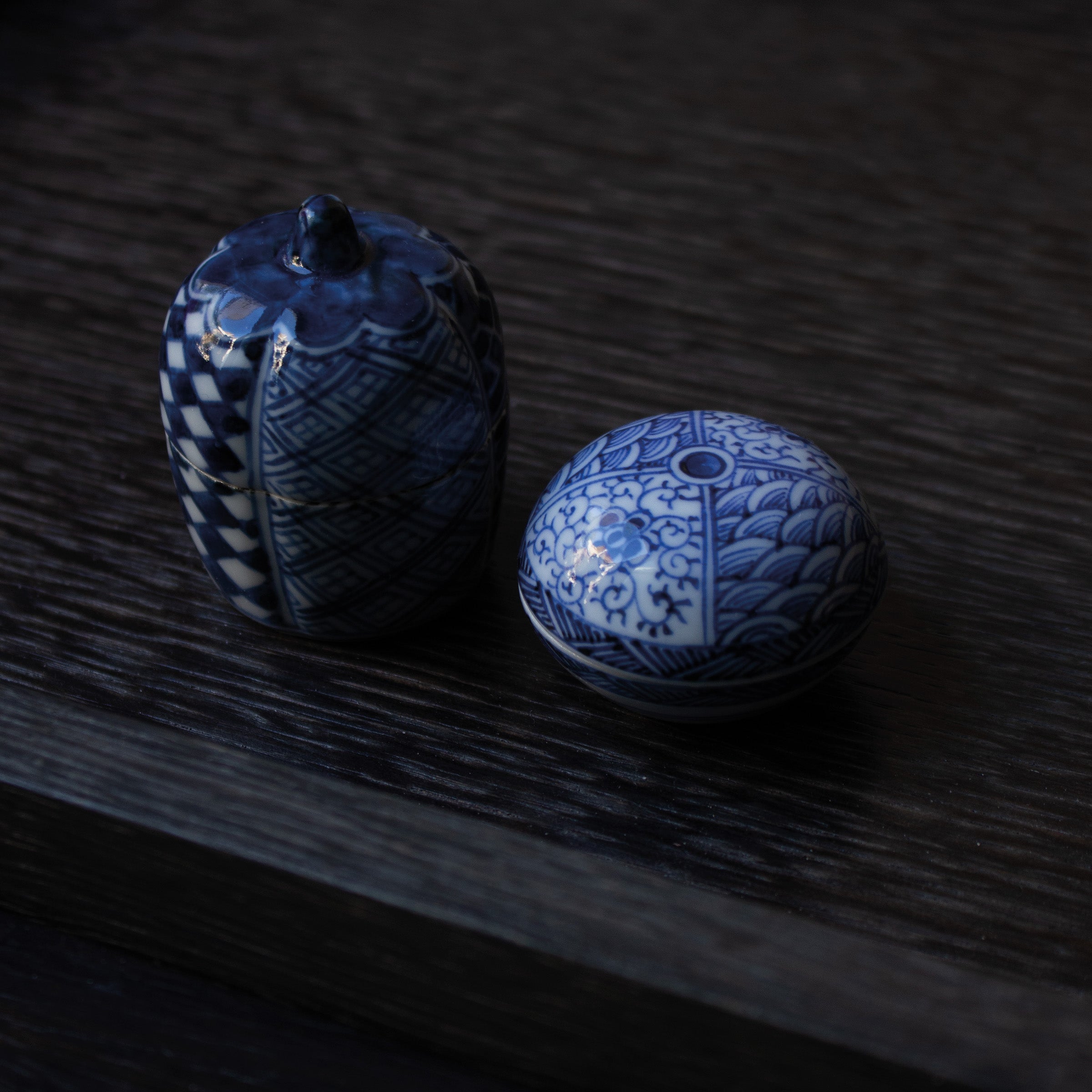 Takano Shōami's sometsuke porcelain kōgō and Japanese nerikō (incense balls)