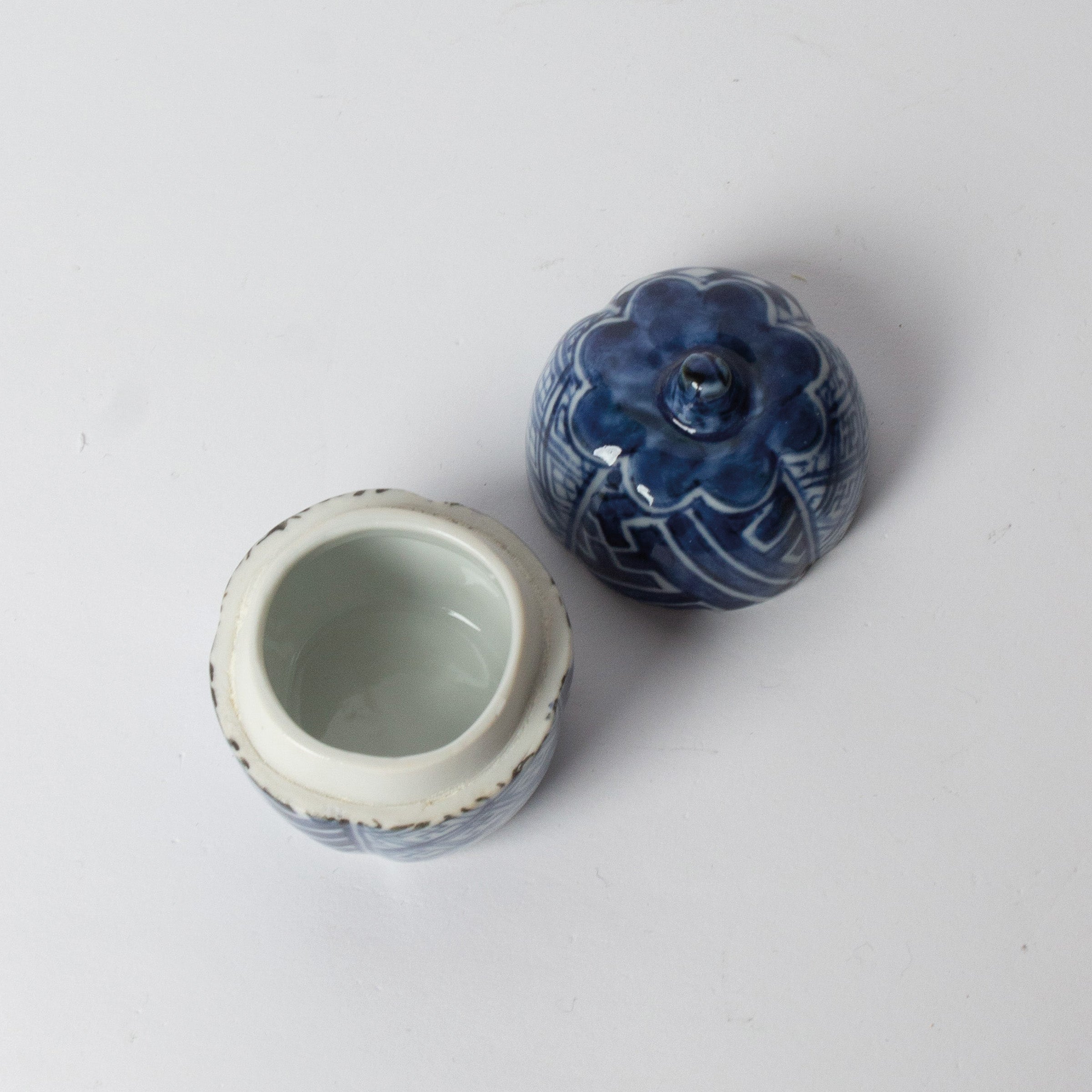Takano Shōami's sometsuke porcelain kōgō and Japanese nerikō (incense balls)