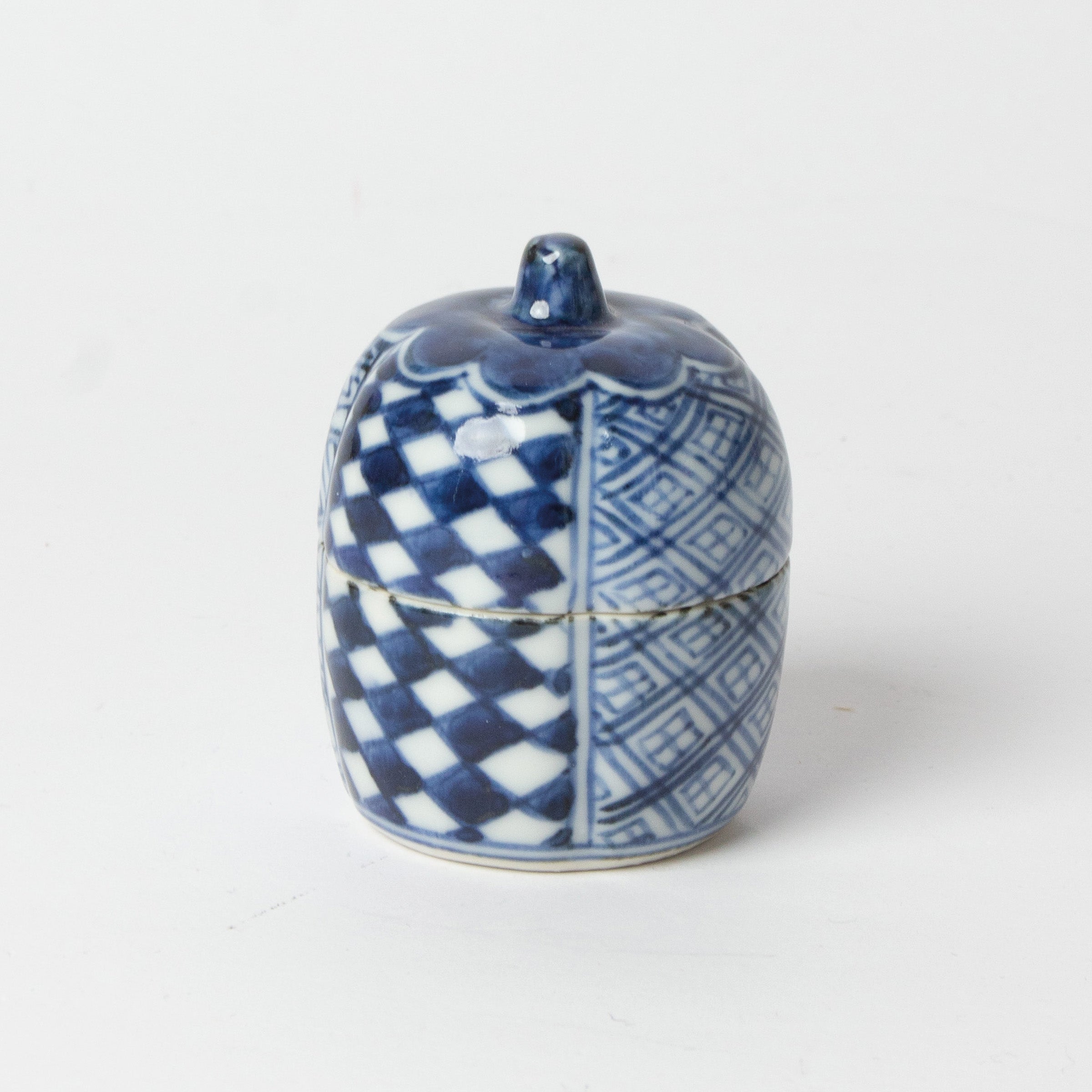Takano Shōami's sometsuke porcelain kōgō and Japanese nerikō (incense balls)