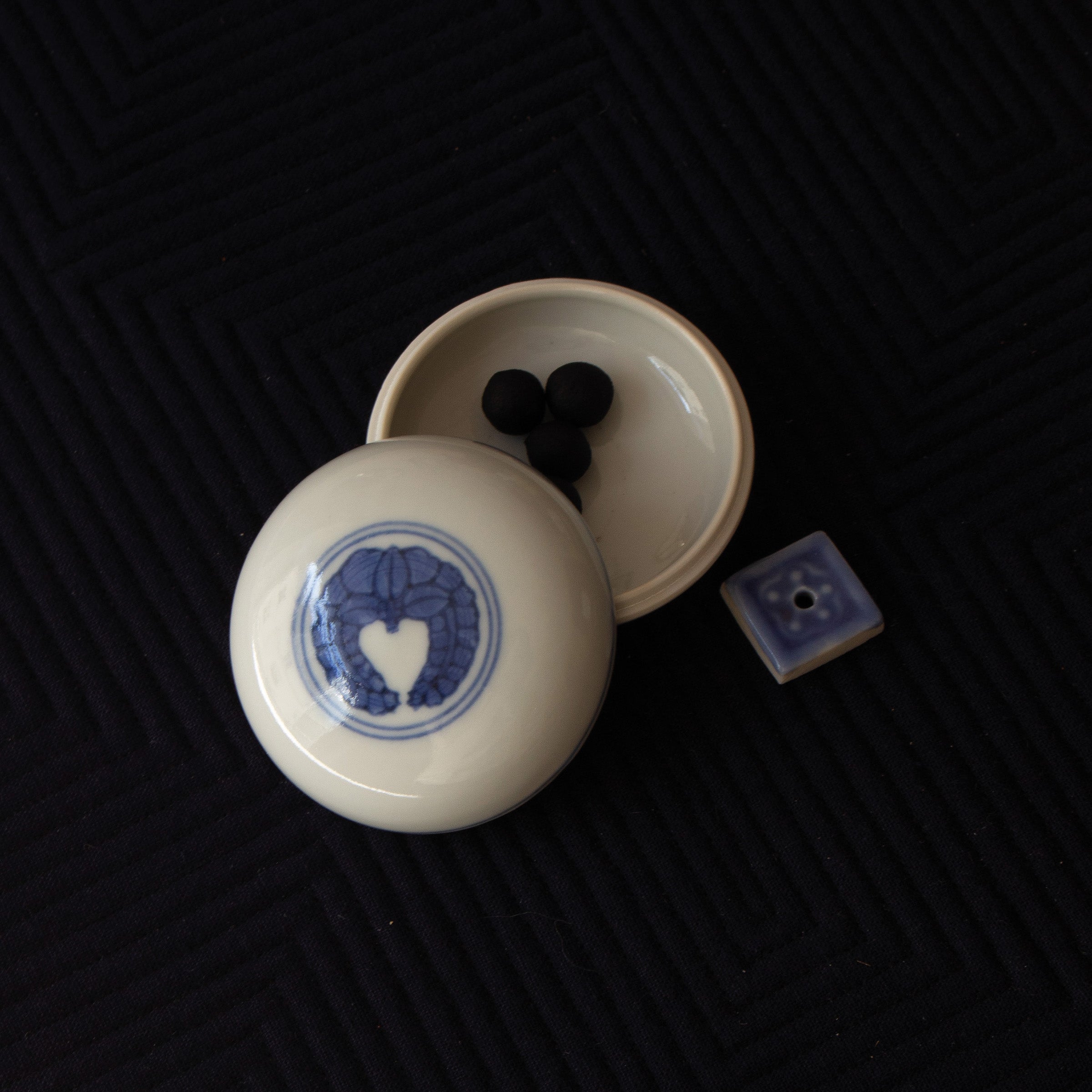 Kōgō en porcelaine sometsuke de Kamide Chōemon et nerikō (billes d’encens) japonais