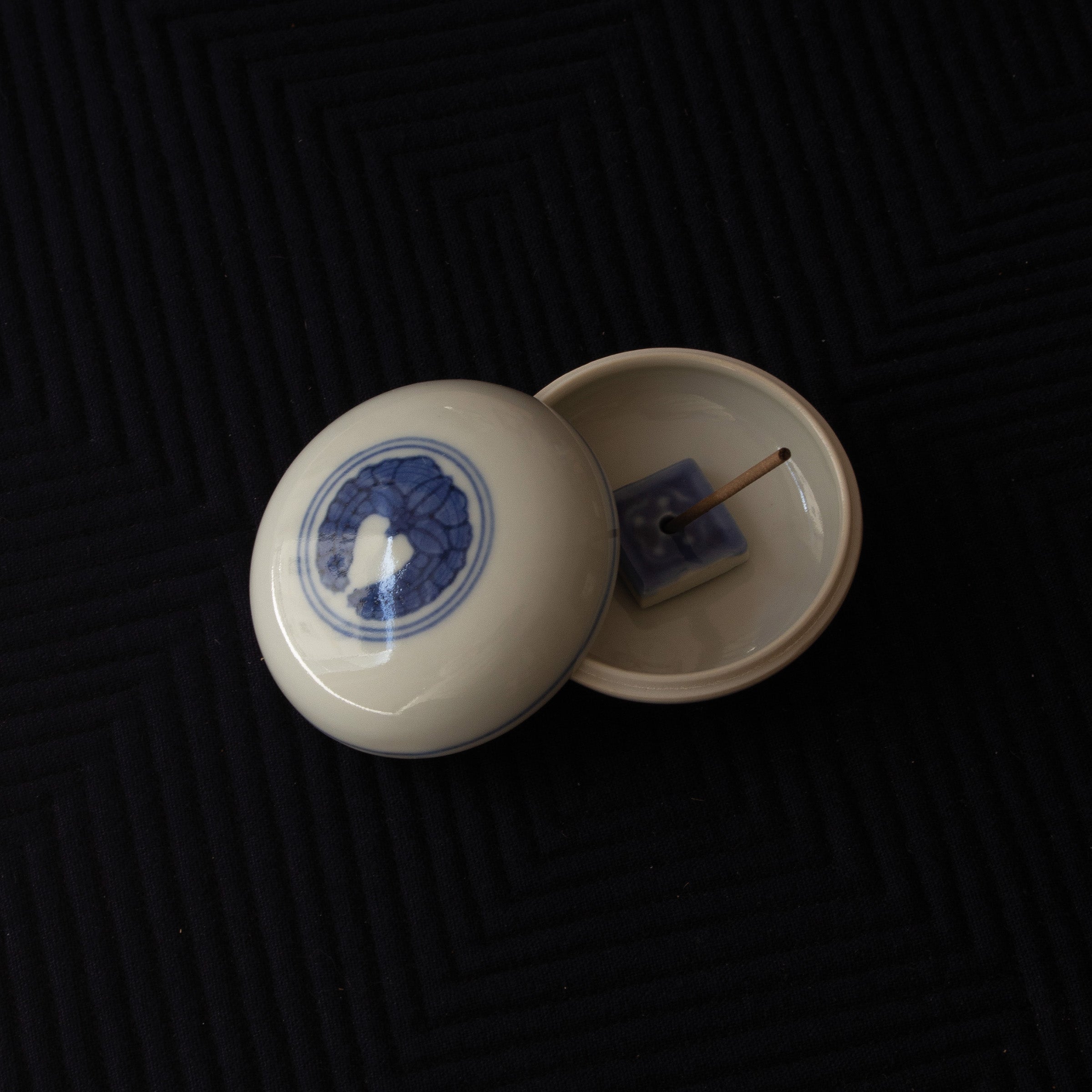 Kōgō en porcelaine sometsuke de Kamide Chōemon et nerikō (billes d’encens) japonais