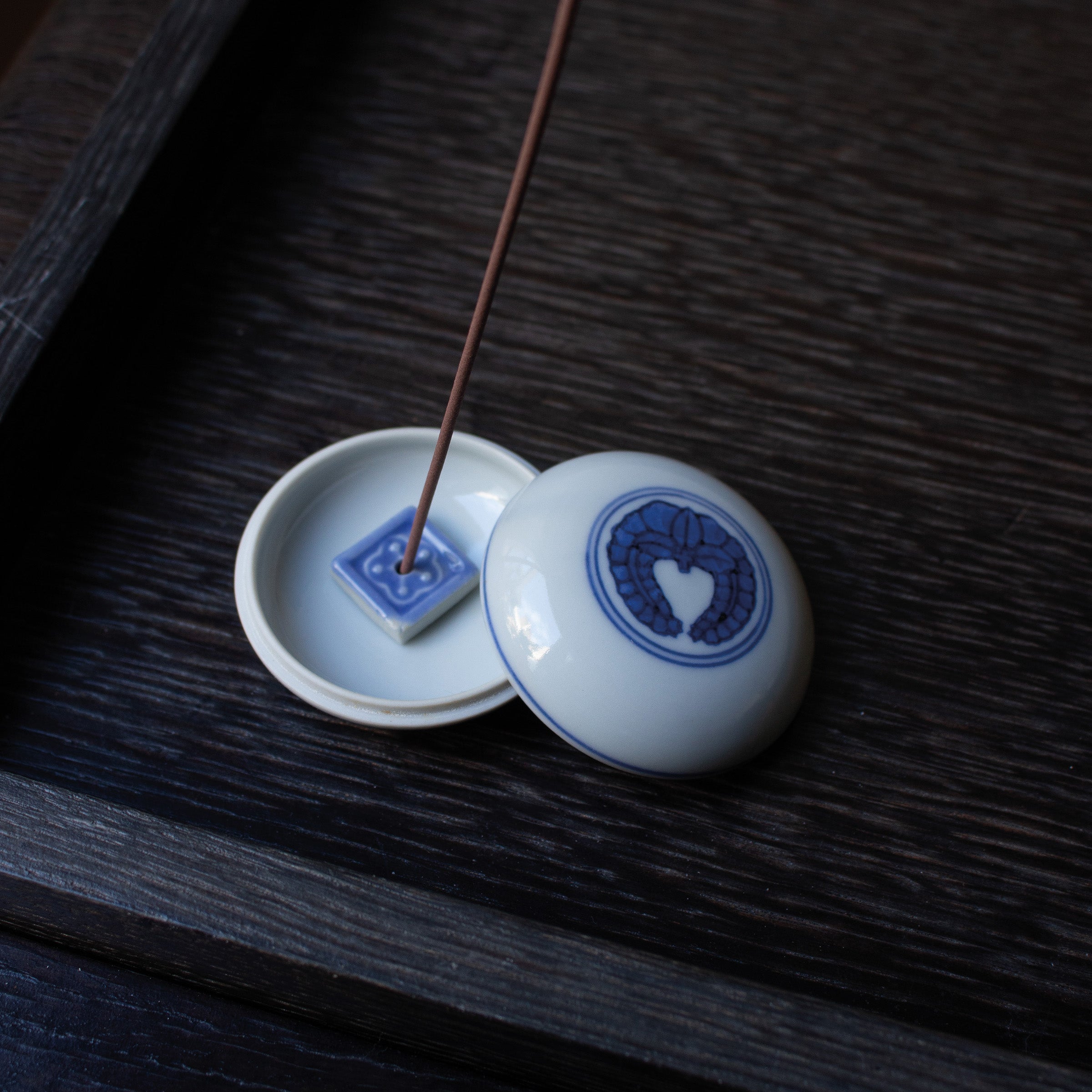 Kōgō en porcelaine sometsuke de Kamide Chōemon et nerikō (billes d’encens) japonais