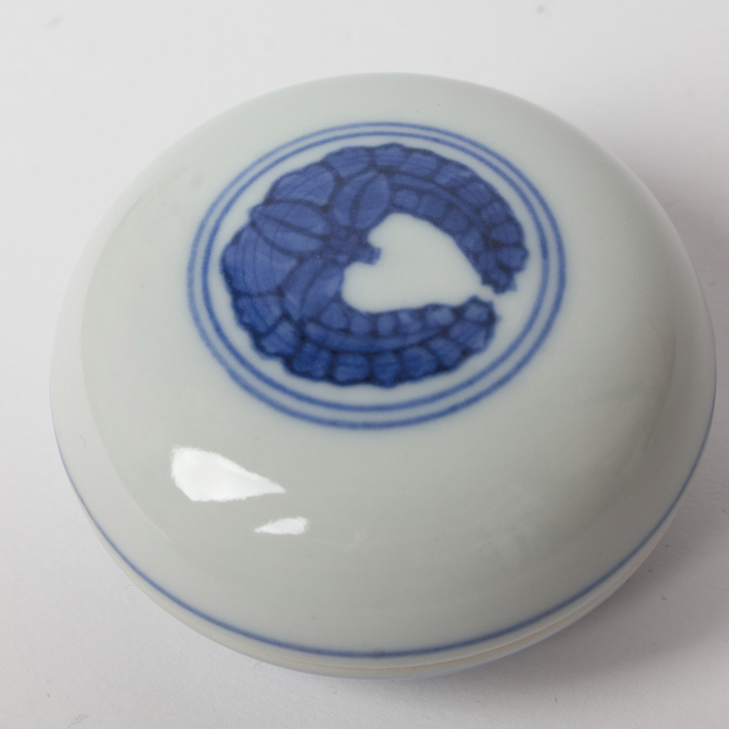 Kōgō en porcelaine sometsuke de Kamide Chōemon et nerikō (billes d’encens) japonais