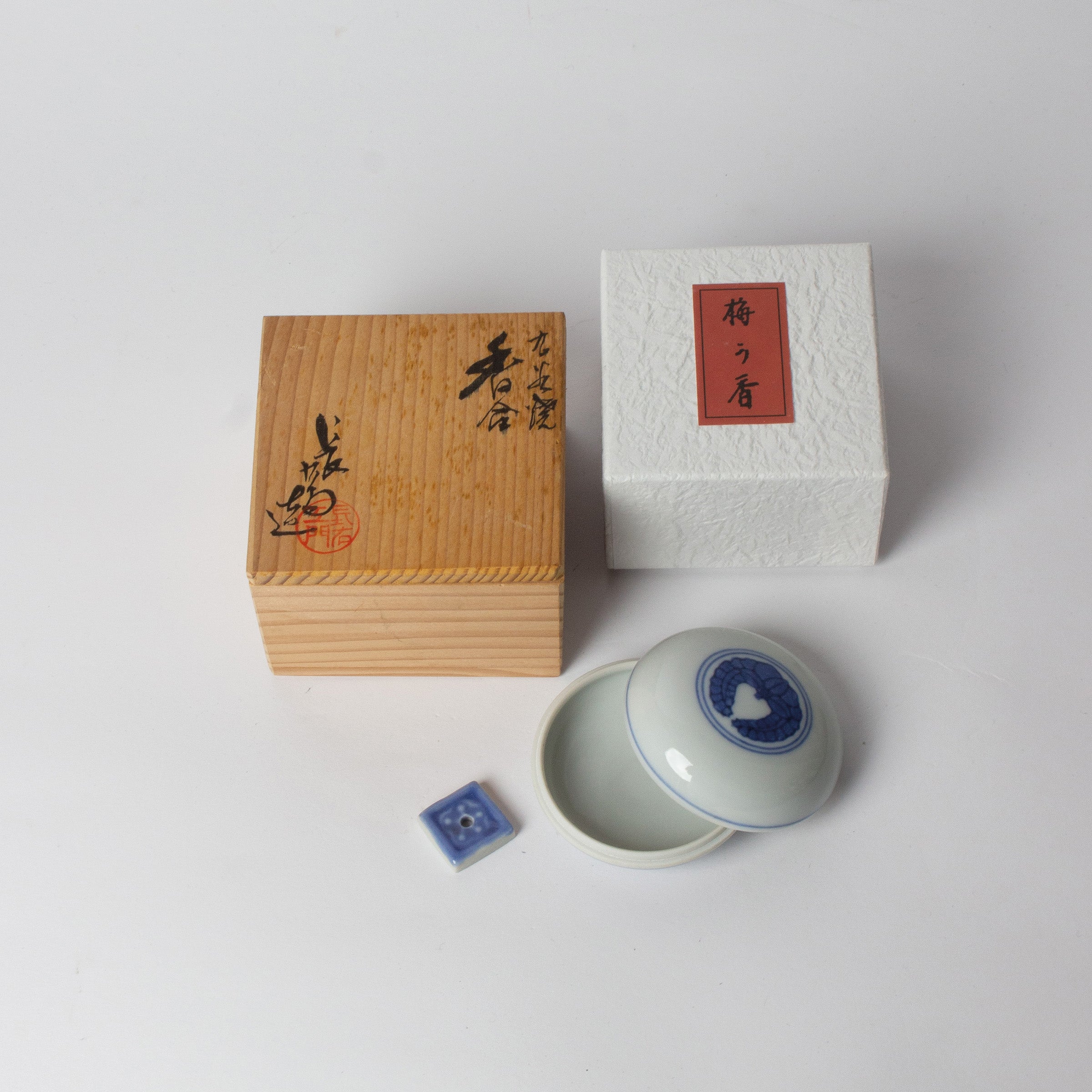 Kōgō en porcelaine sometsuke de Kamide Chōemon et nerikō (billes d’encens) japonais